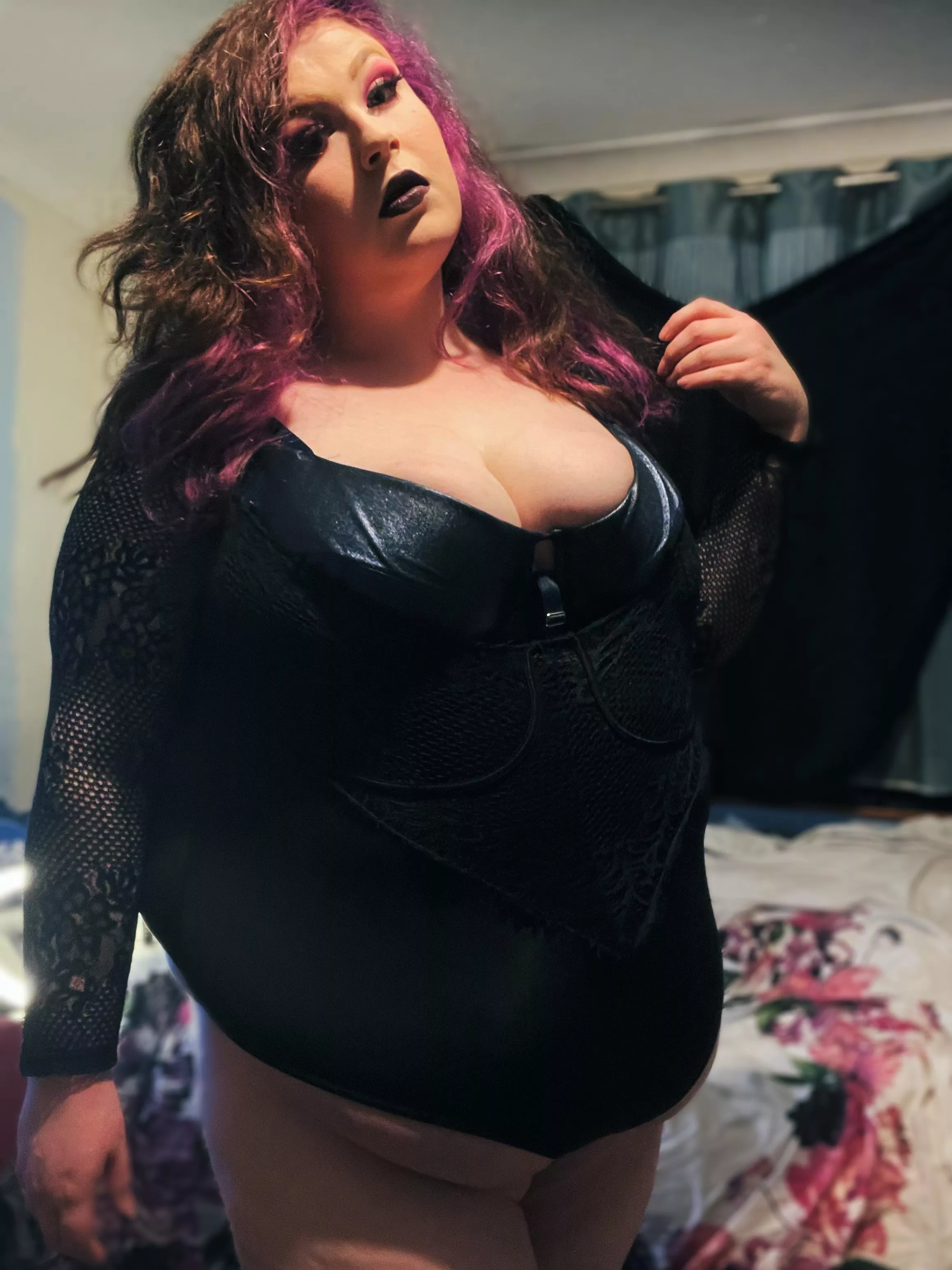 Love how this new outfit shows off my tummy, do you? ðŸ–¤