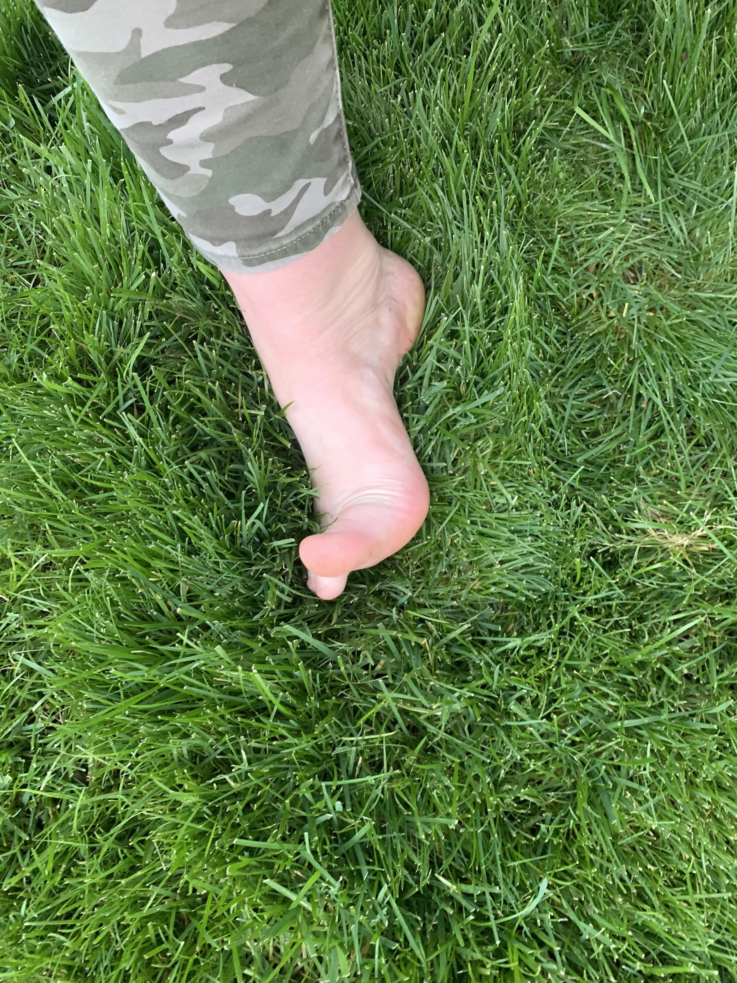 Love my toes in the grass ðŸ˜»