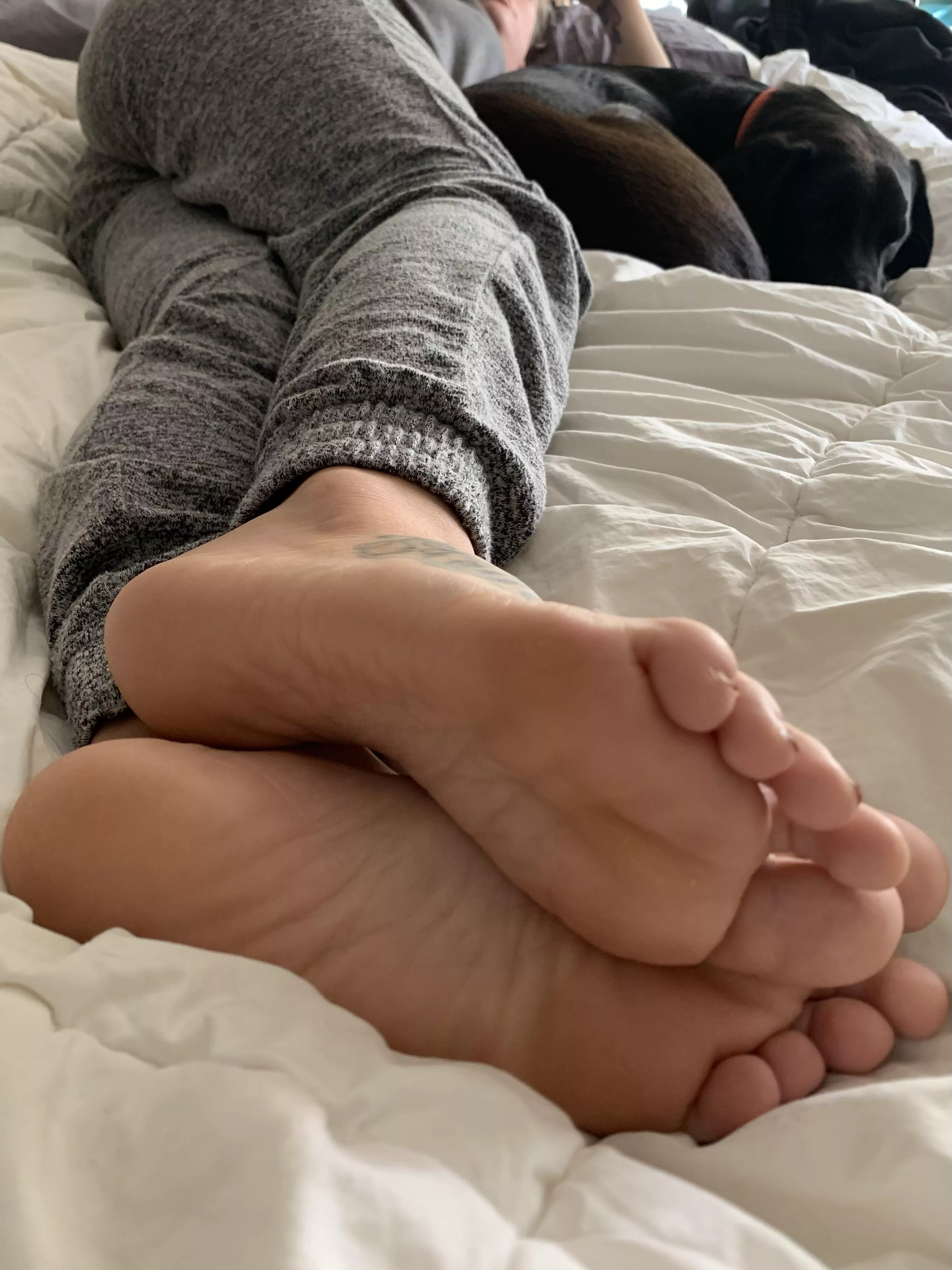 Love pretty lounging feet ðŸ¤¤ 33. Size 6