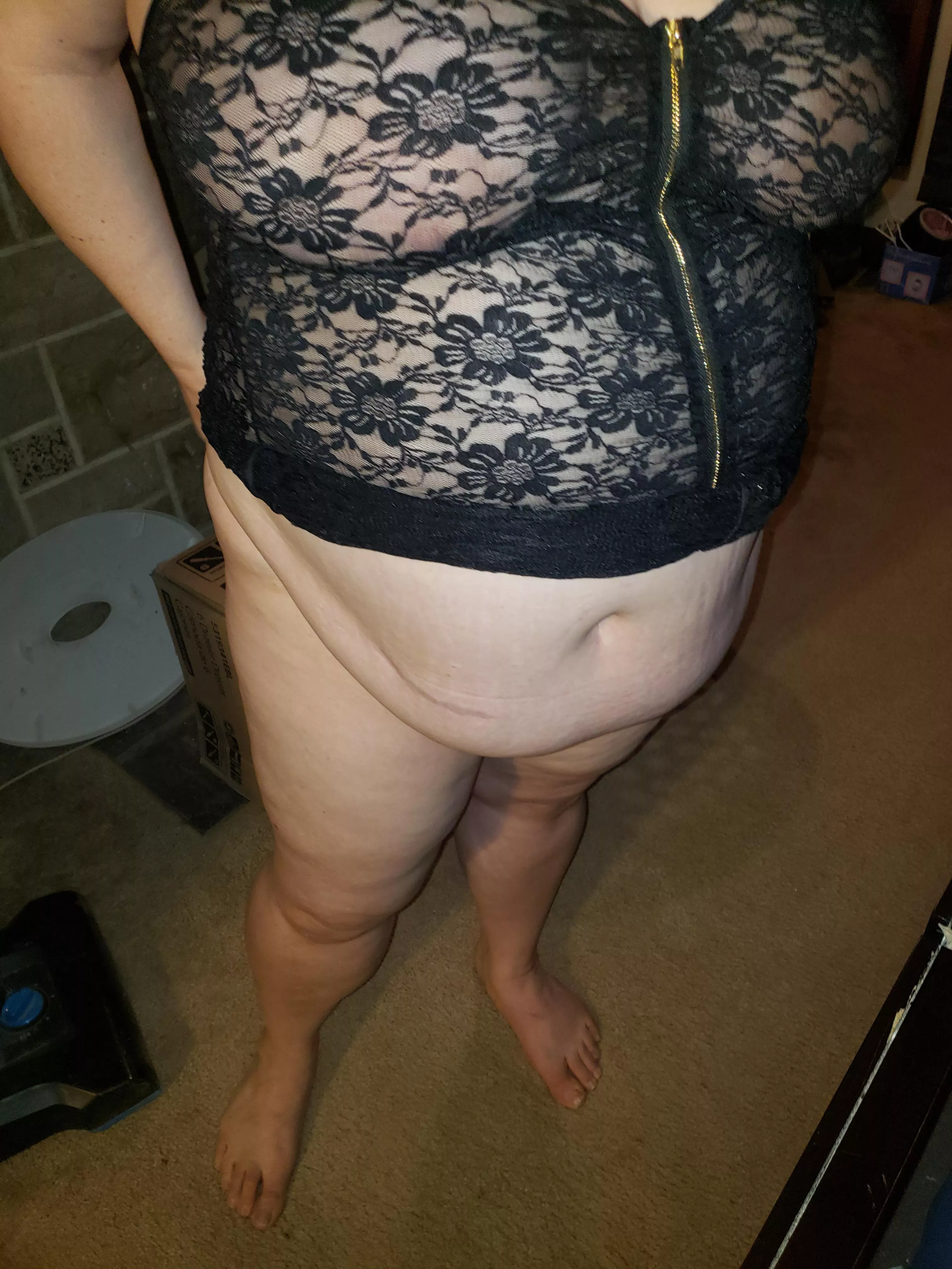 Love seeing gf belly growing bigger an bigger...such a turn on my fat bod gf