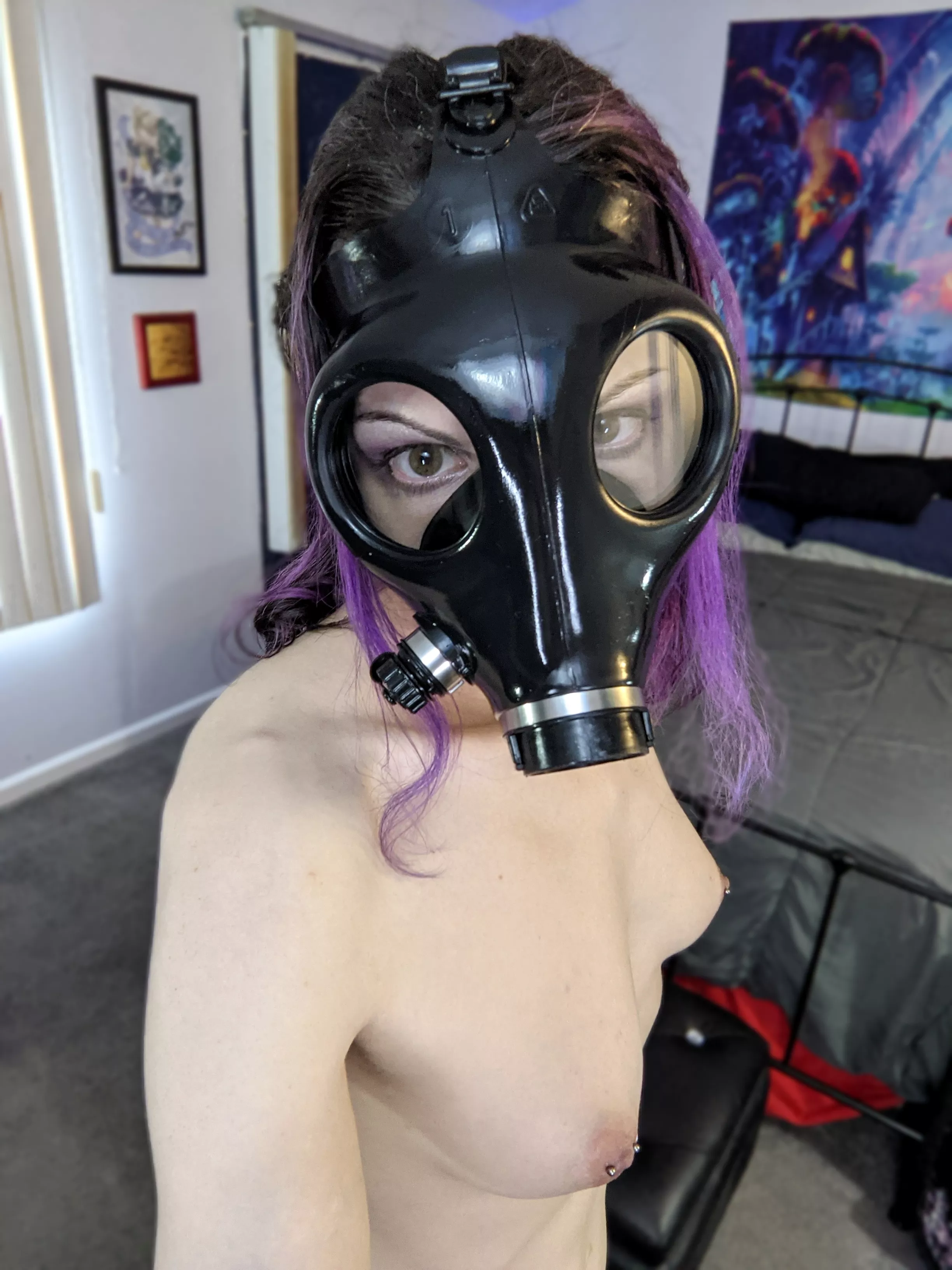 Love the way my eyes look in a gasmask.