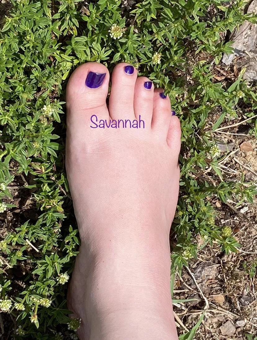 Loving the way my nail polish shines on this Sunny Saturday! ☀️ DMs open! 😋