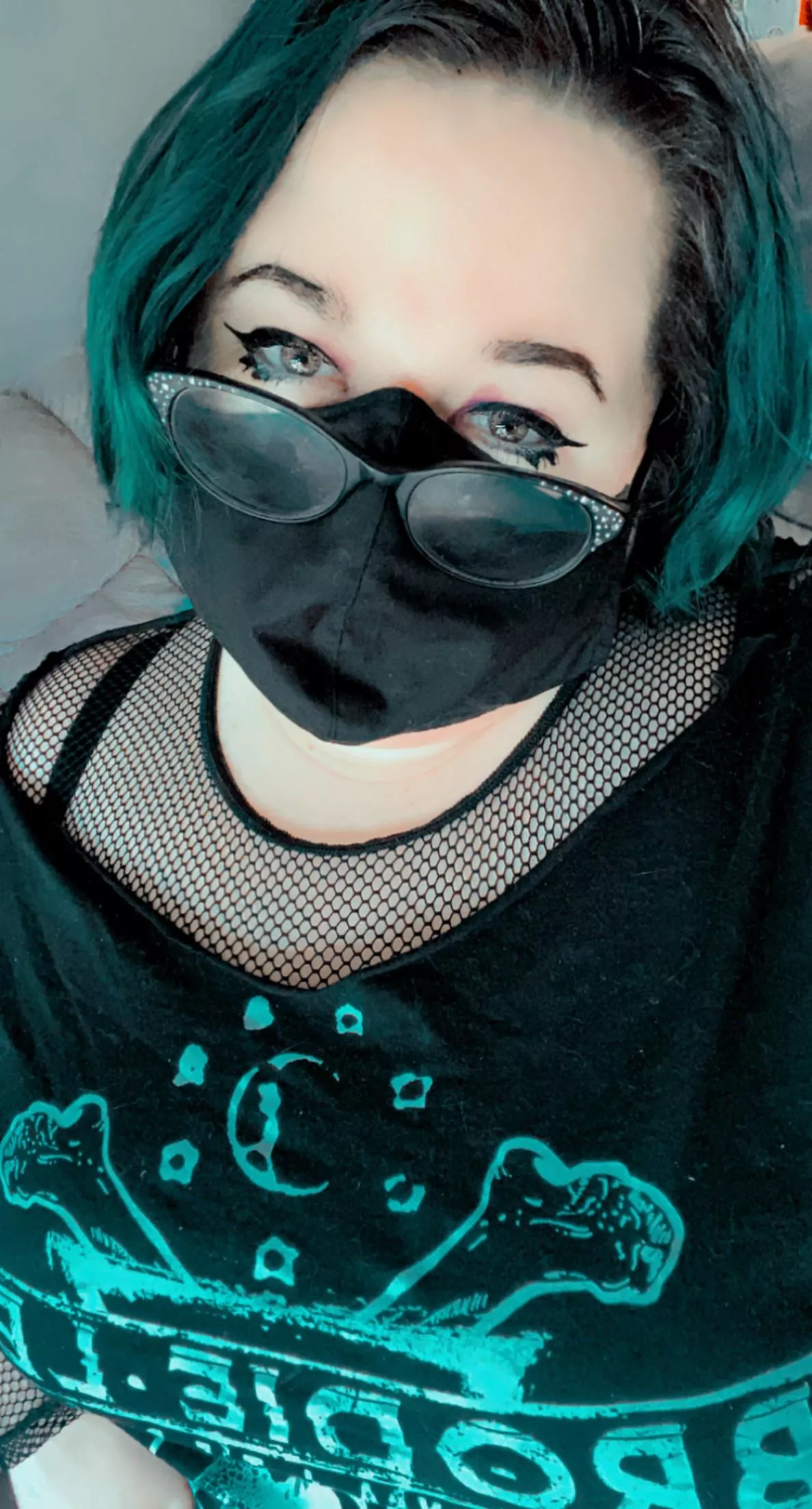 low key love a mask selfie 🖤