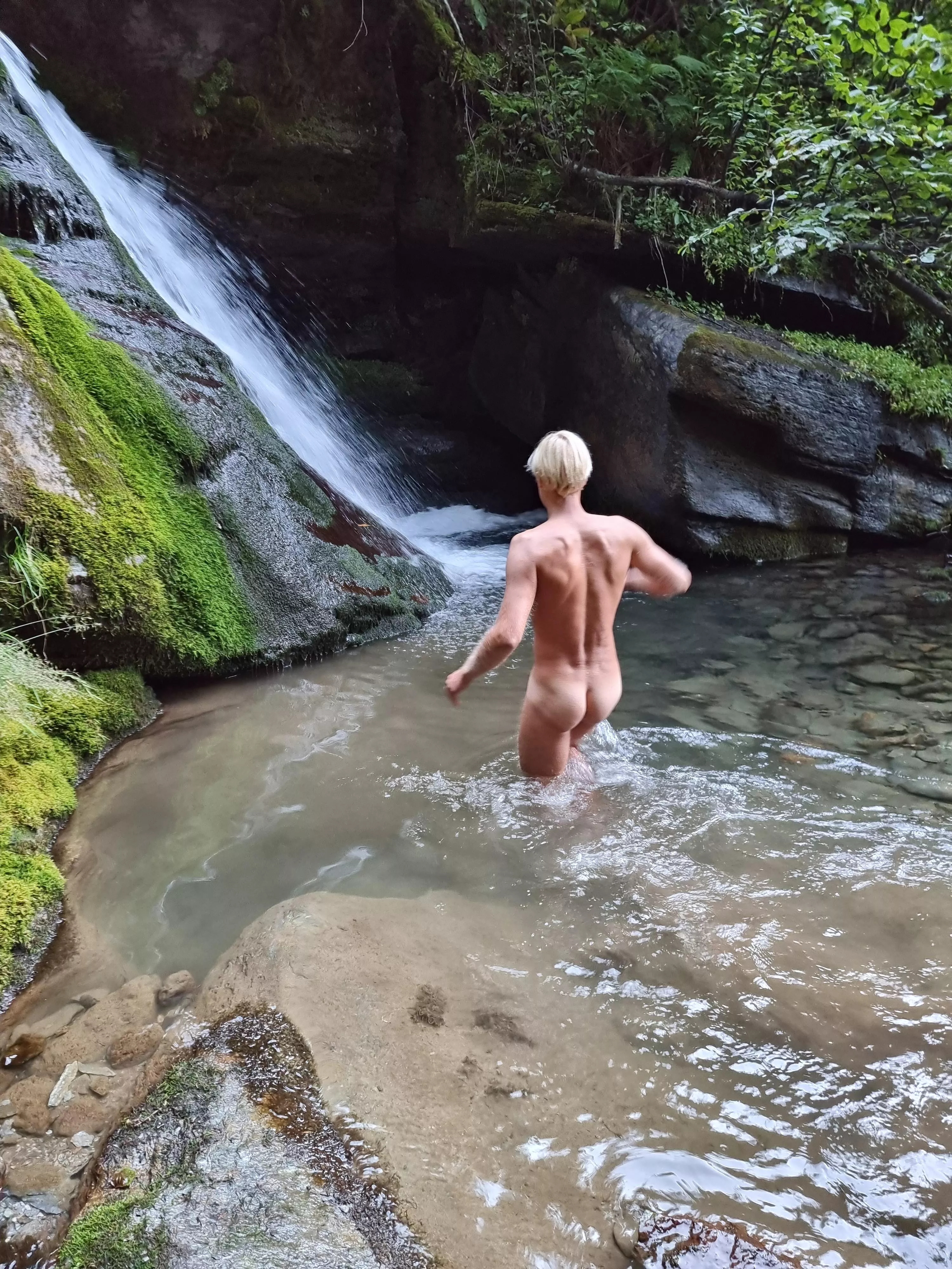 [M] A outside temperature of 6Â° sure makes this Italian glacier water refreshing!