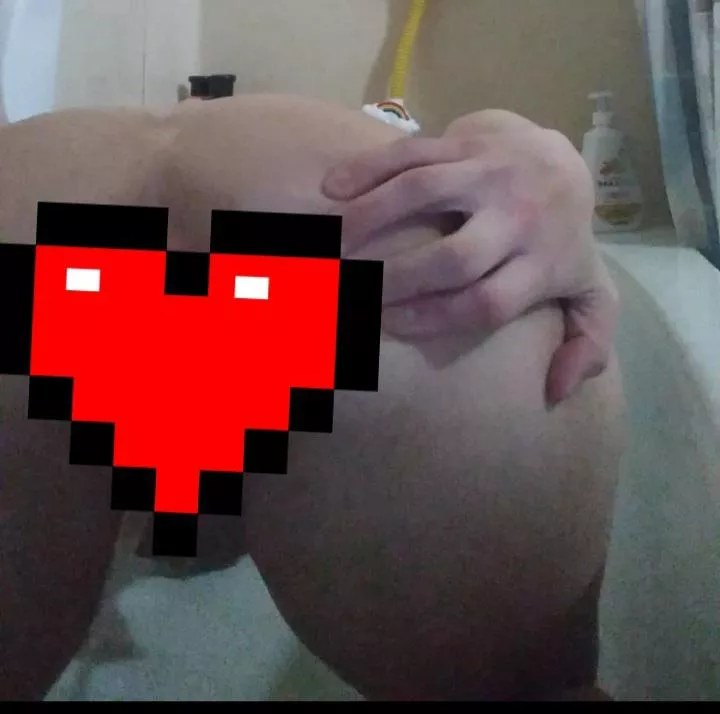 Made a pee vid of me spreading my pussy for you.