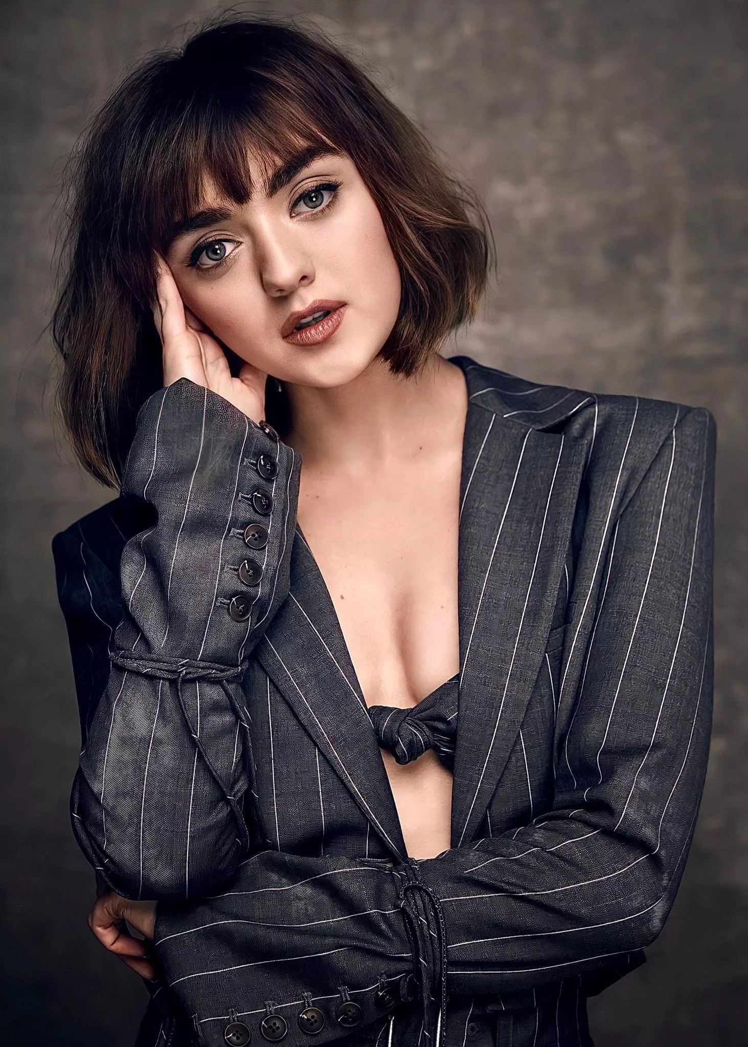 Maisie Williams looks great in black