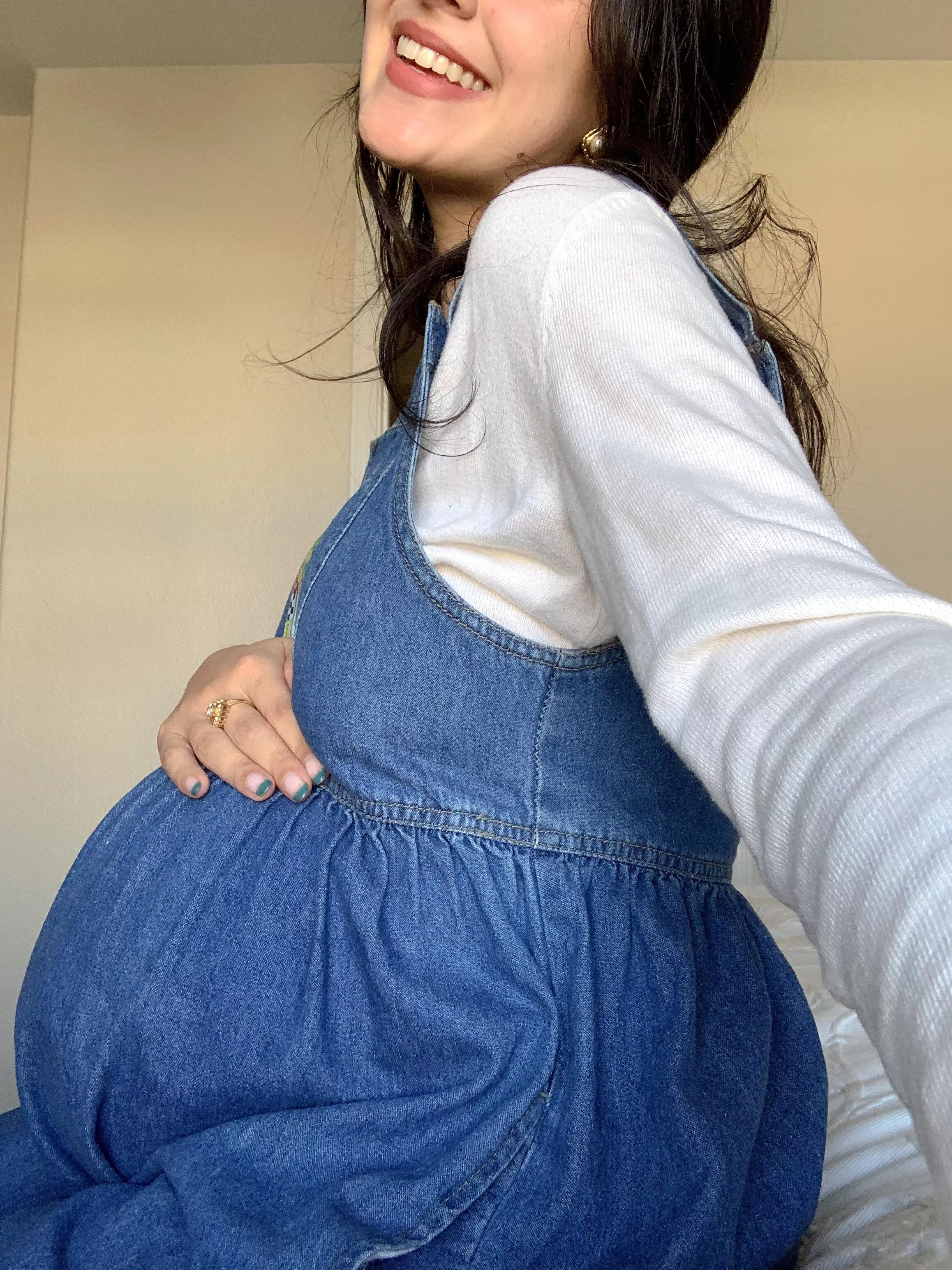 Mama to be 🤍 with lots of photos shared on Patreon (link in comments)