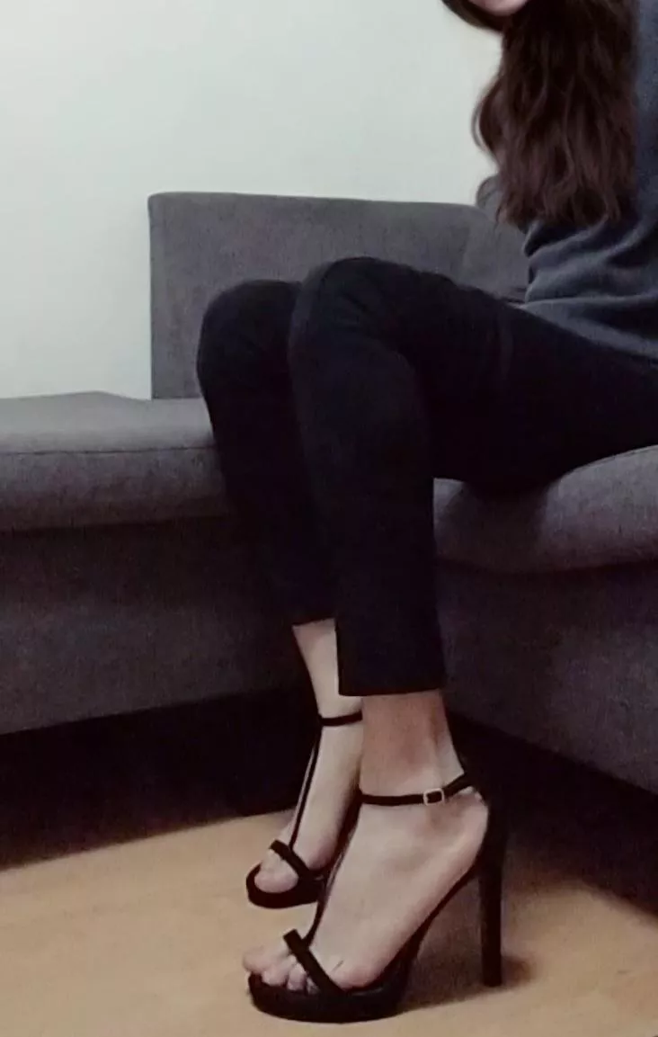 Many guys are telling me to post this heels on this sub too because they show a lot of my feet (f) (oc)