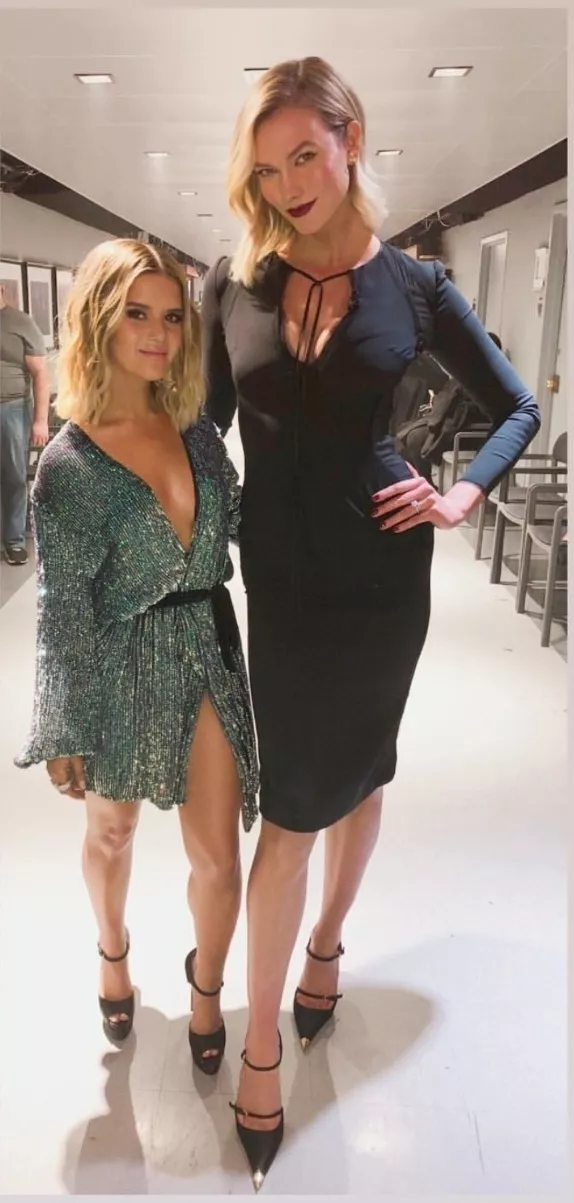 Maren Morris giving up well over a foot to Ms Kloss.