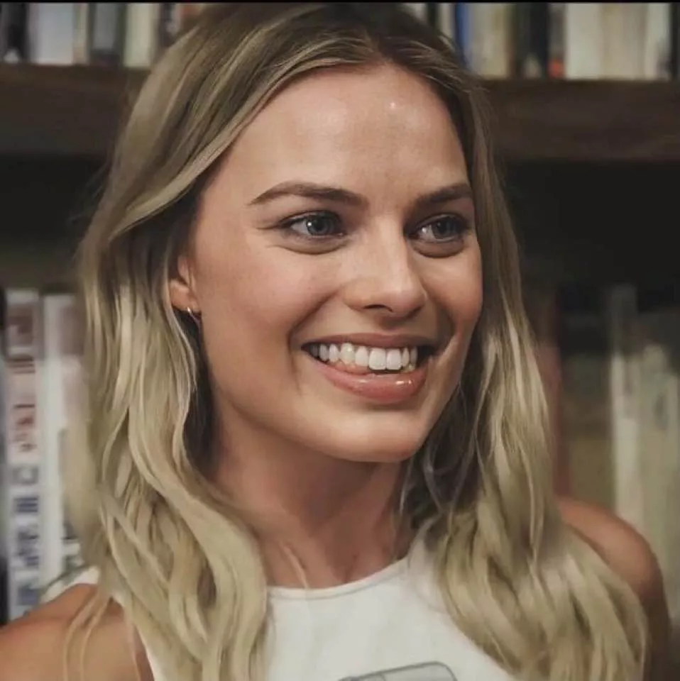 Margot Robbie has the most fuckable face ever