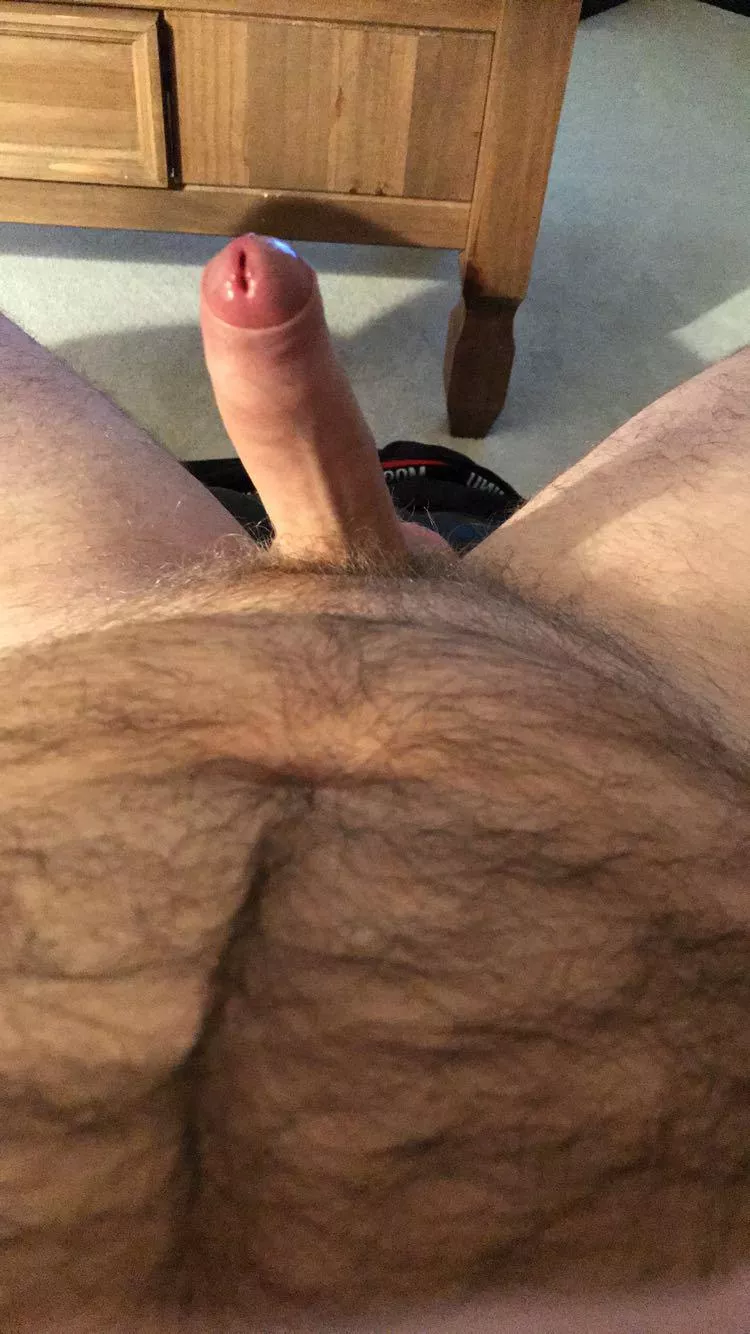 Married daddy bear here, interested in younger bottoms. (40s)