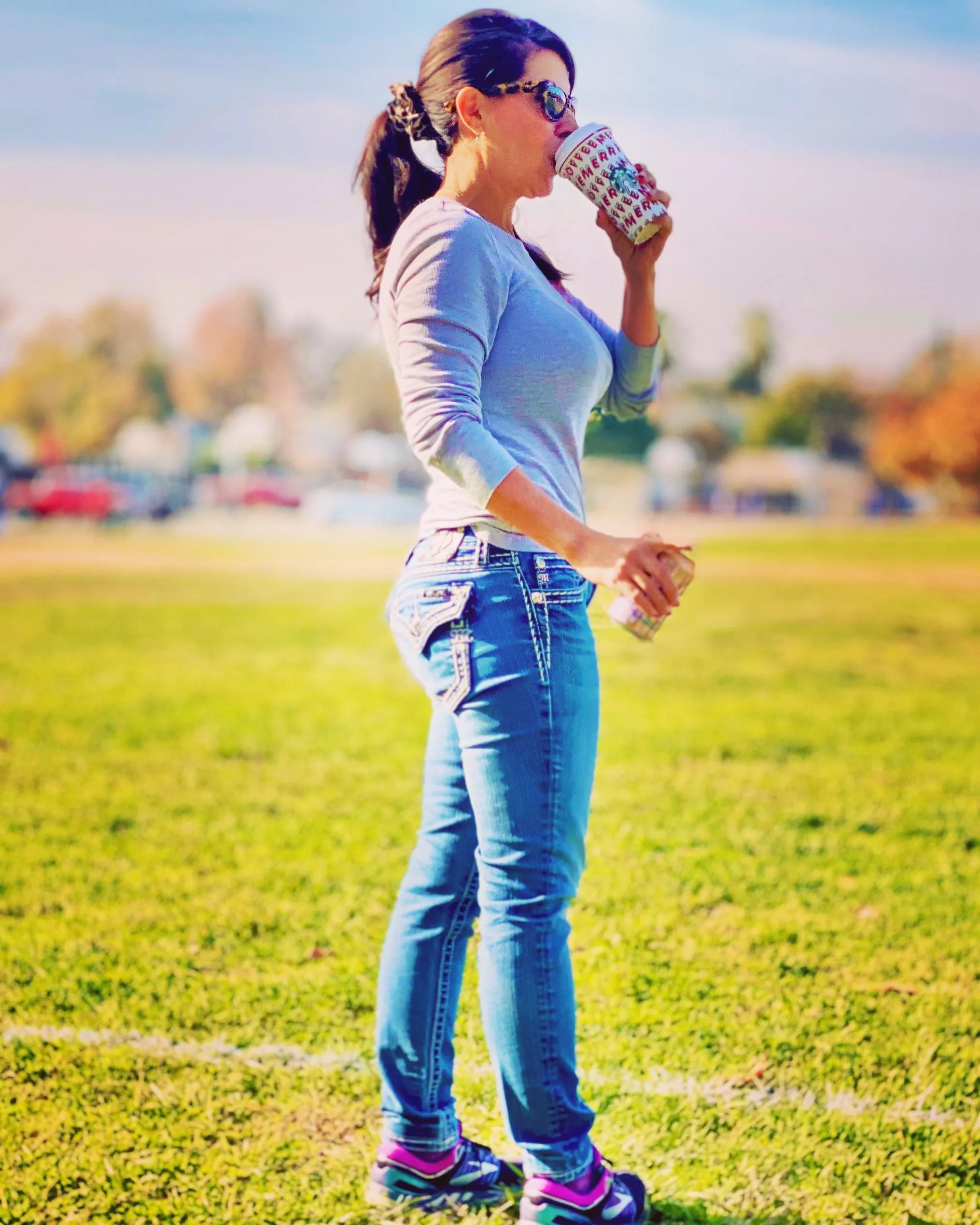 Married soccer mom. Two fisting drinks. She has an SUV parked round backâ€¦