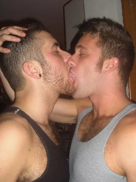 Men kissing is so hot