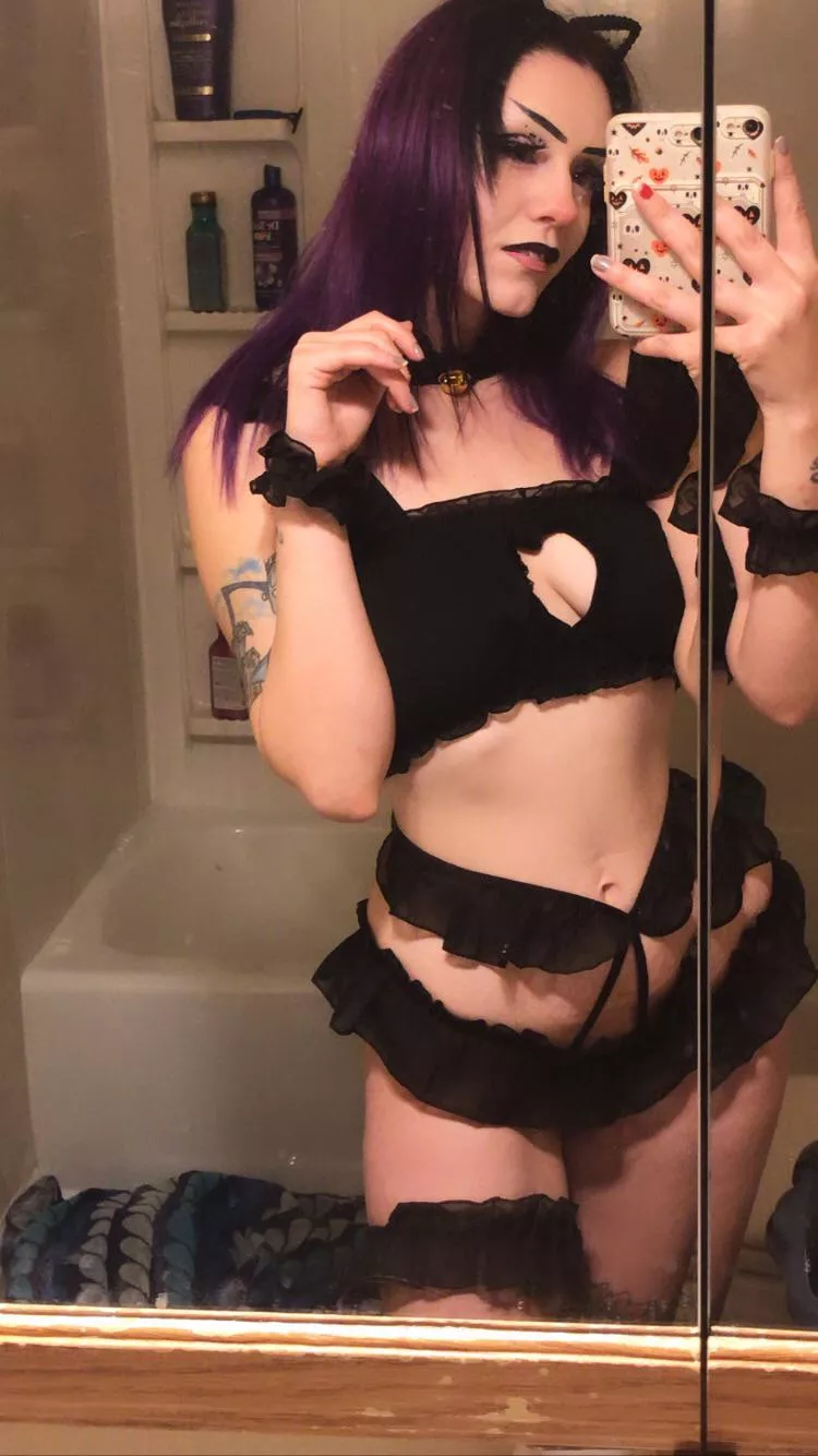 Meow ðŸ± goth kitten