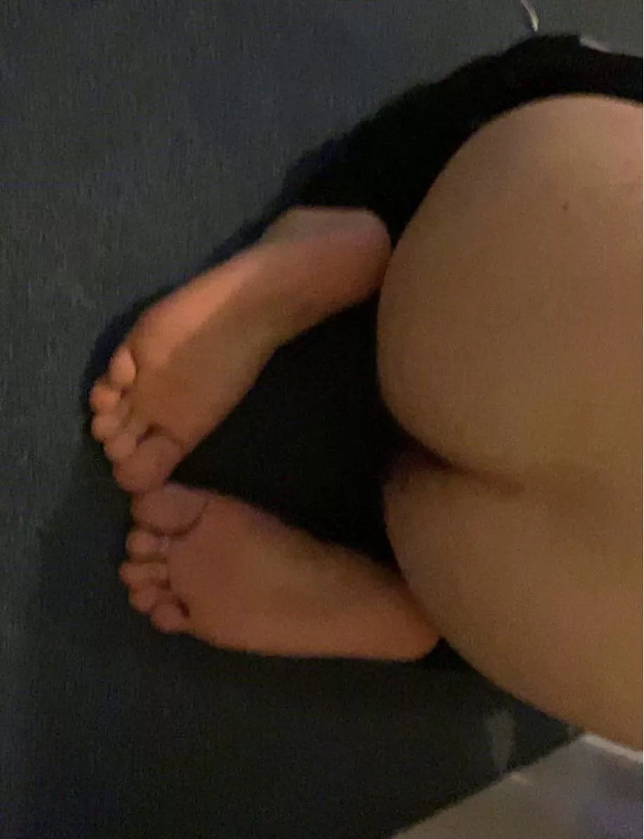 Message me for feet pics (my own)