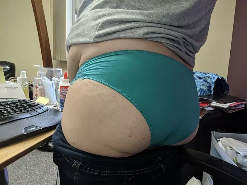 Messy o[f]fice juicy booty!!