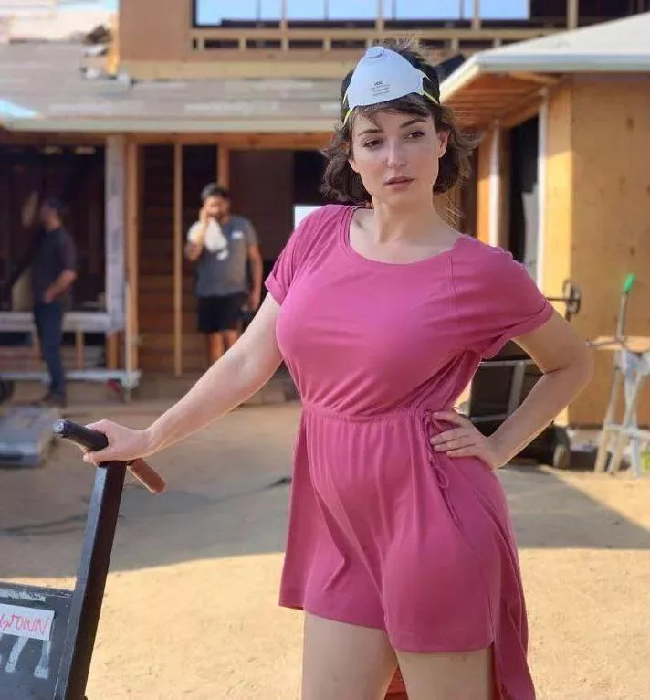 Milana Vayntrub too big to hide