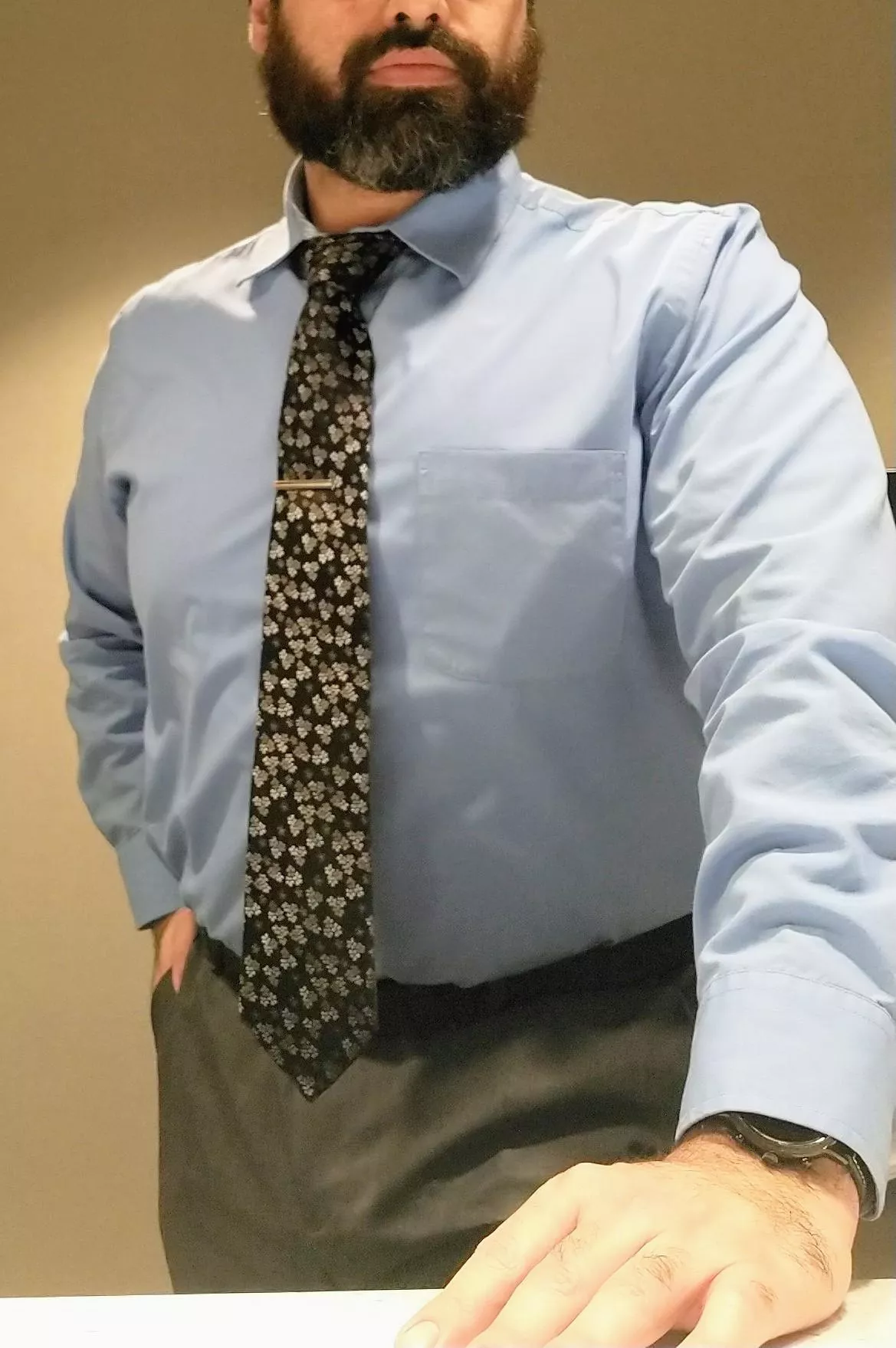 Mild chubby dude, bored at work, taking pics