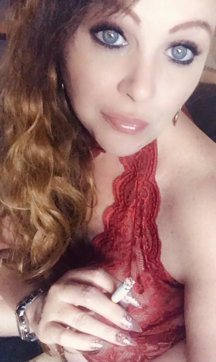 🥳🎉🔥 Milf who loves to smoke and always down to meet cool ppl. Info below. 💋🔥