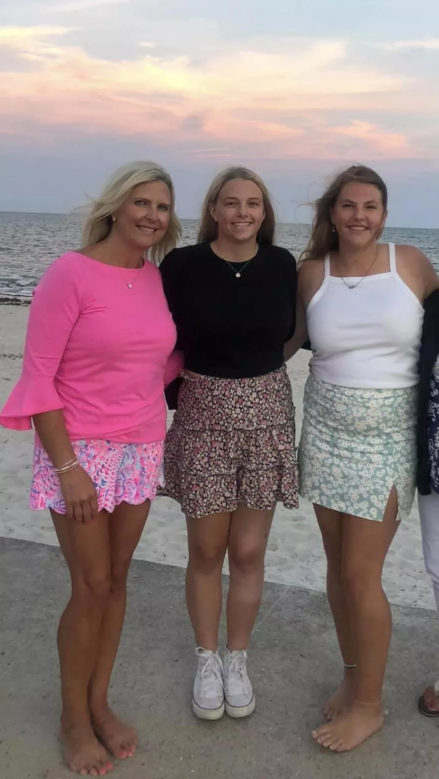 Mom and daughters on the beach! 💖🖤🤍