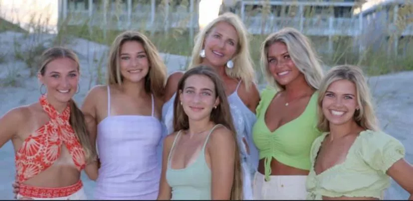 Mom (back middle) and all her daughters. Whoâ€™s your fav? Comment and upvote!!