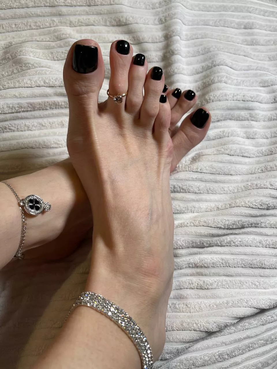 Mommy wants to make a footjob with her rings on😏