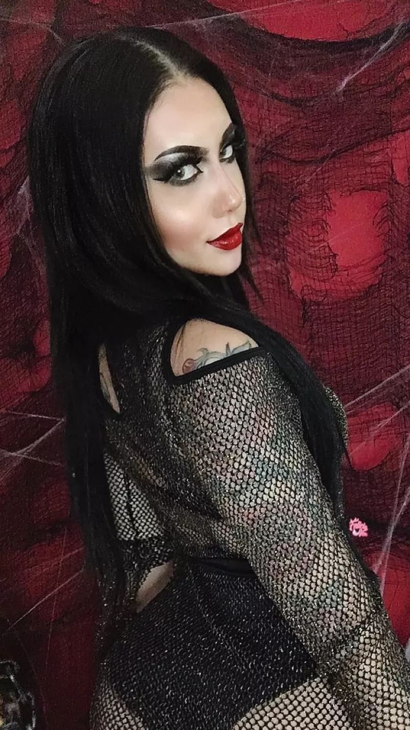 Morticia Addams boudoir cosplay (Felicia Vox)