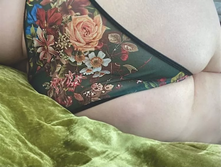 Mr. Wallflower thinks I need some fresh dew for my flower petals. 💦🌼 Dew you like my ass in these panties? 😉🌿