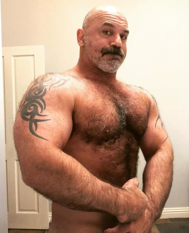 Muscle Daddy I'd love to worship.