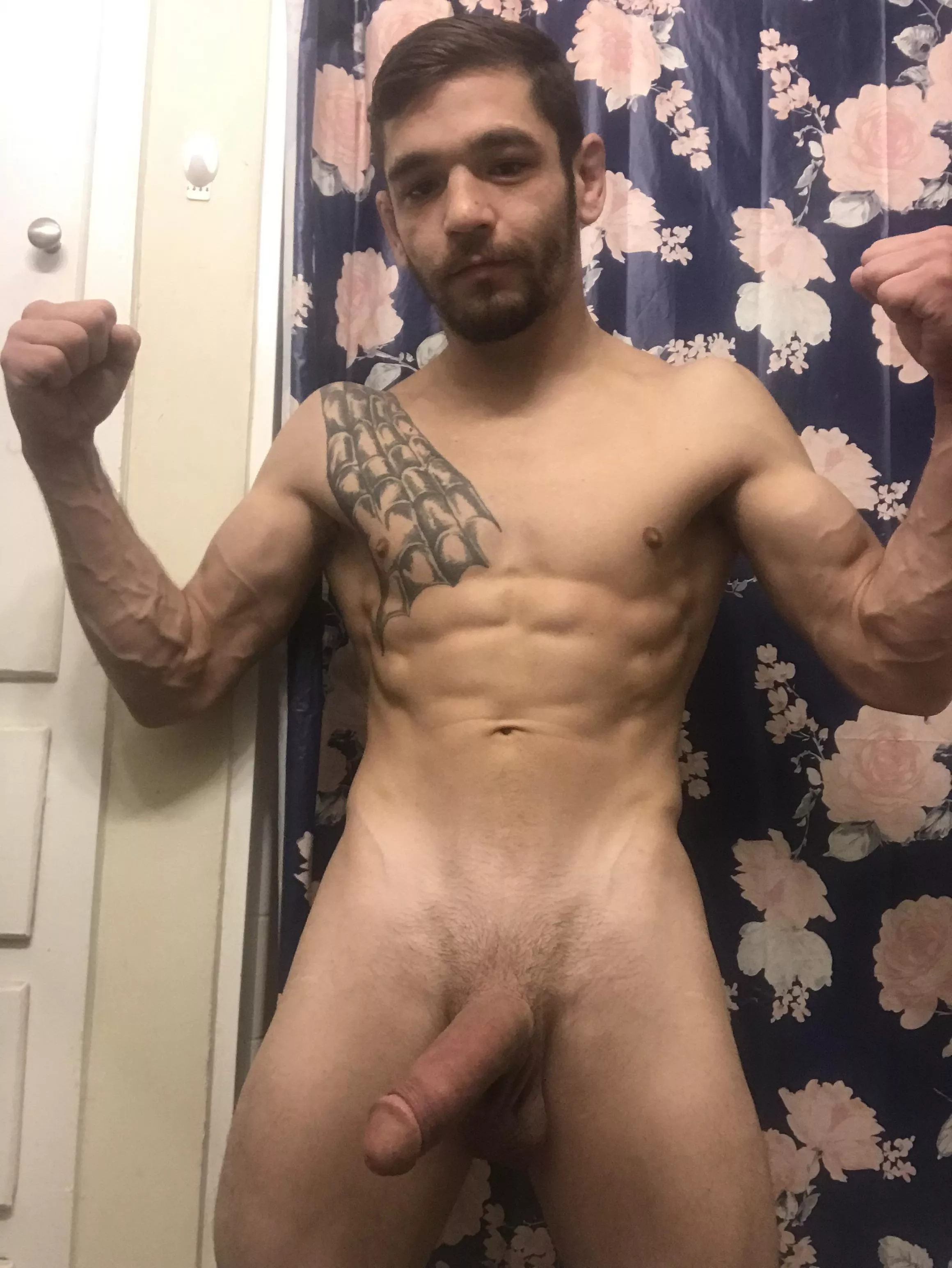 Muscles and a Big Dick 😍 💪🏼🍆