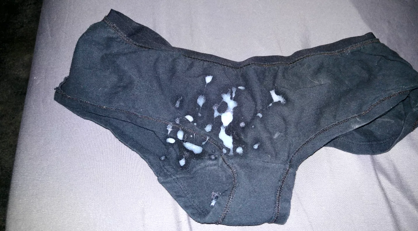 My aunt's panties finally lost their scent, so now they're my cum target