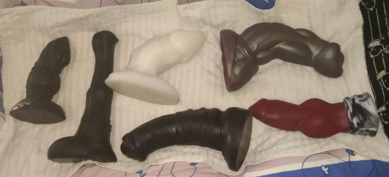 My bad dragon collection, Chance XL hilteble, Sleipnir XL 3/4 the way down, Scorn XL Almost fully inserted, Cole XL Hilteble, Stan XL 1/4 the way, Apollo XL Hilteble Vergil XL Can almost insert whole thing in base and all.