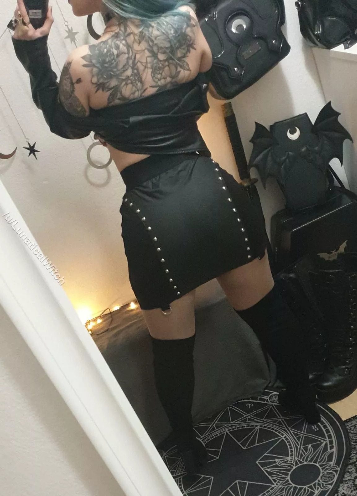 My favorite short and tight skirt ðŸ˜ˆðŸ–¤