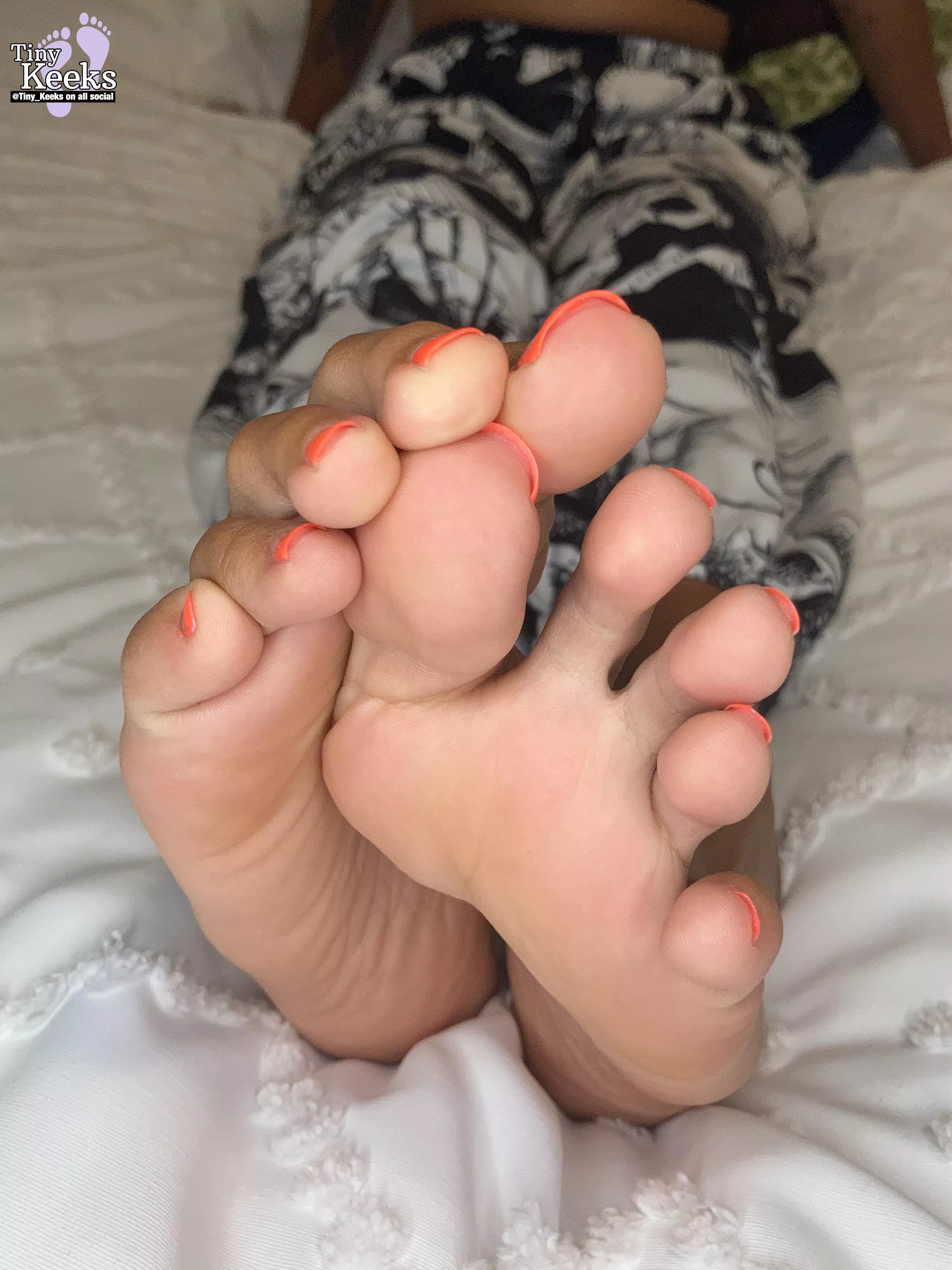 My feet really need some love this morning. Could you do that for me? ðŸ˜ŠðŸ§¡