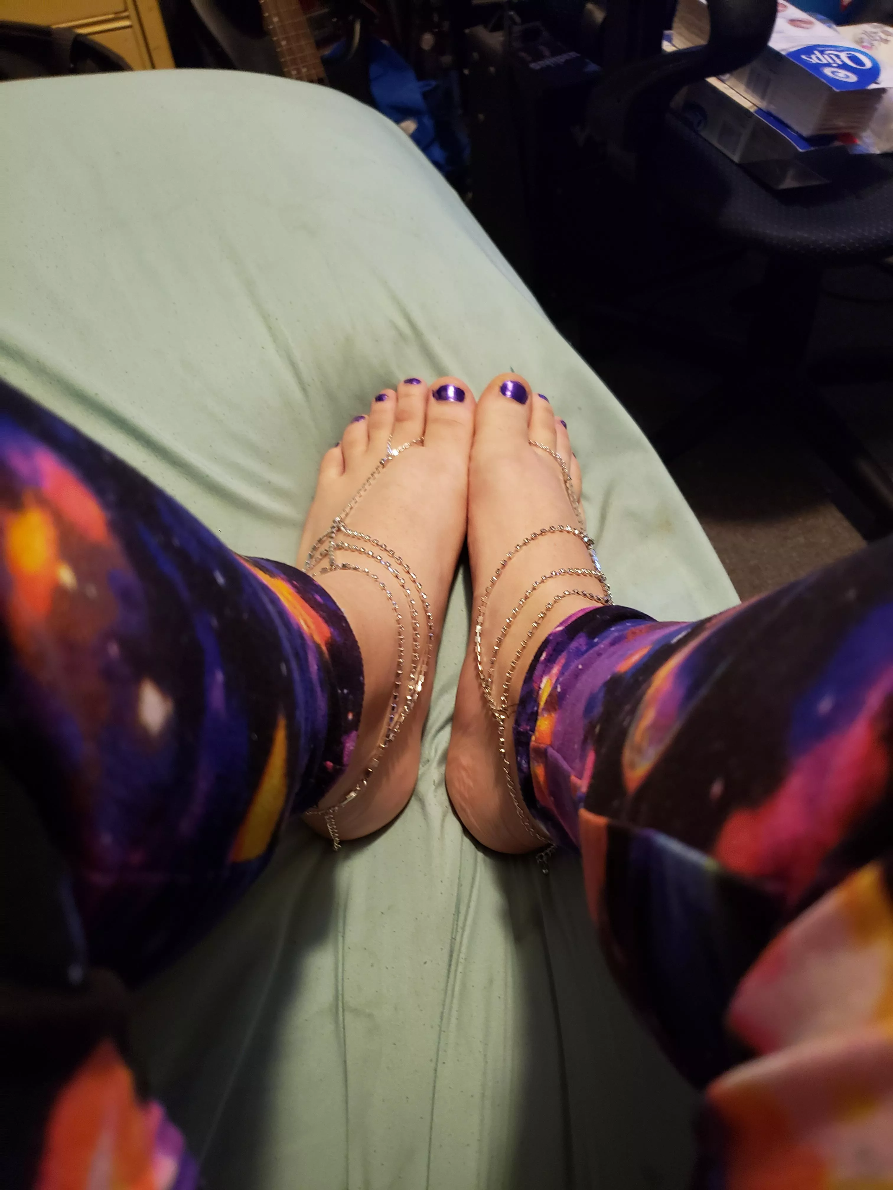 My feet would look great on your cock, Dont you agree?