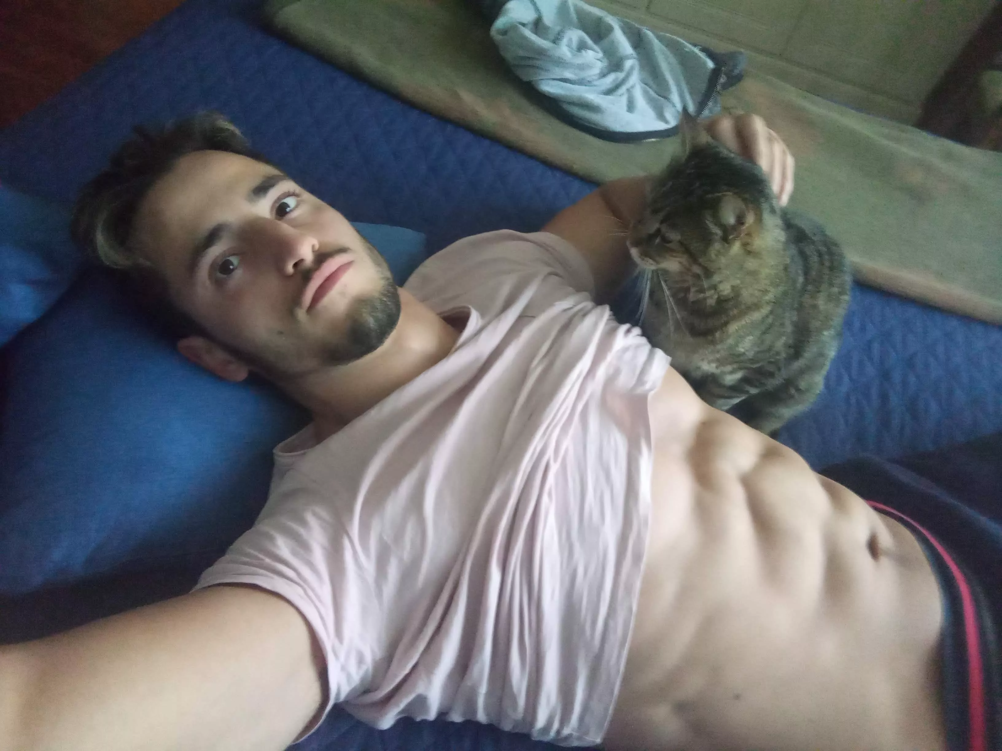 My feline friend is checking if my abs are ok👌😽