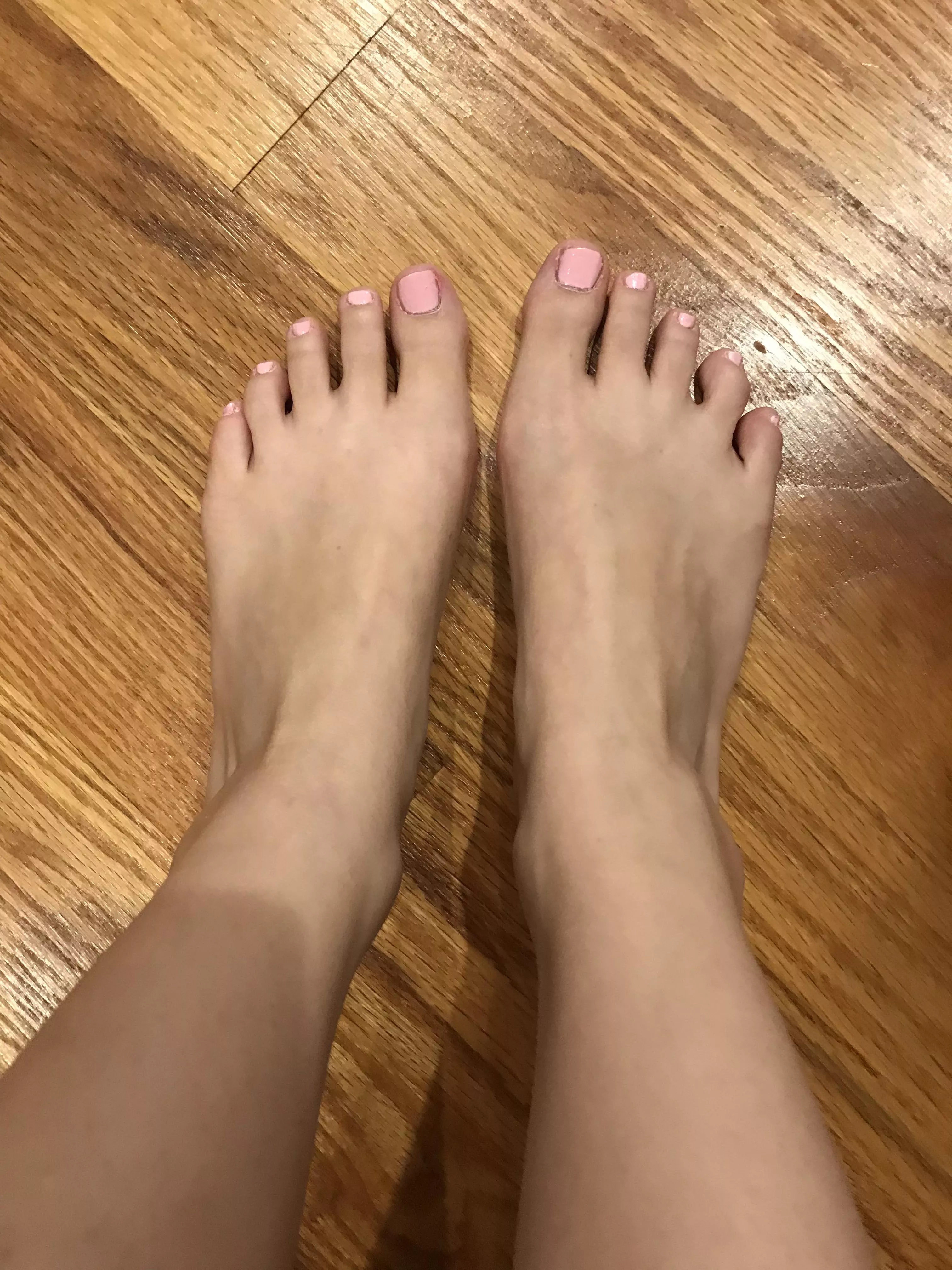 My first feet pic here!! ðŸ’•ðŸ’• I wanna make more feet content nice to meet you ðŸ˜š