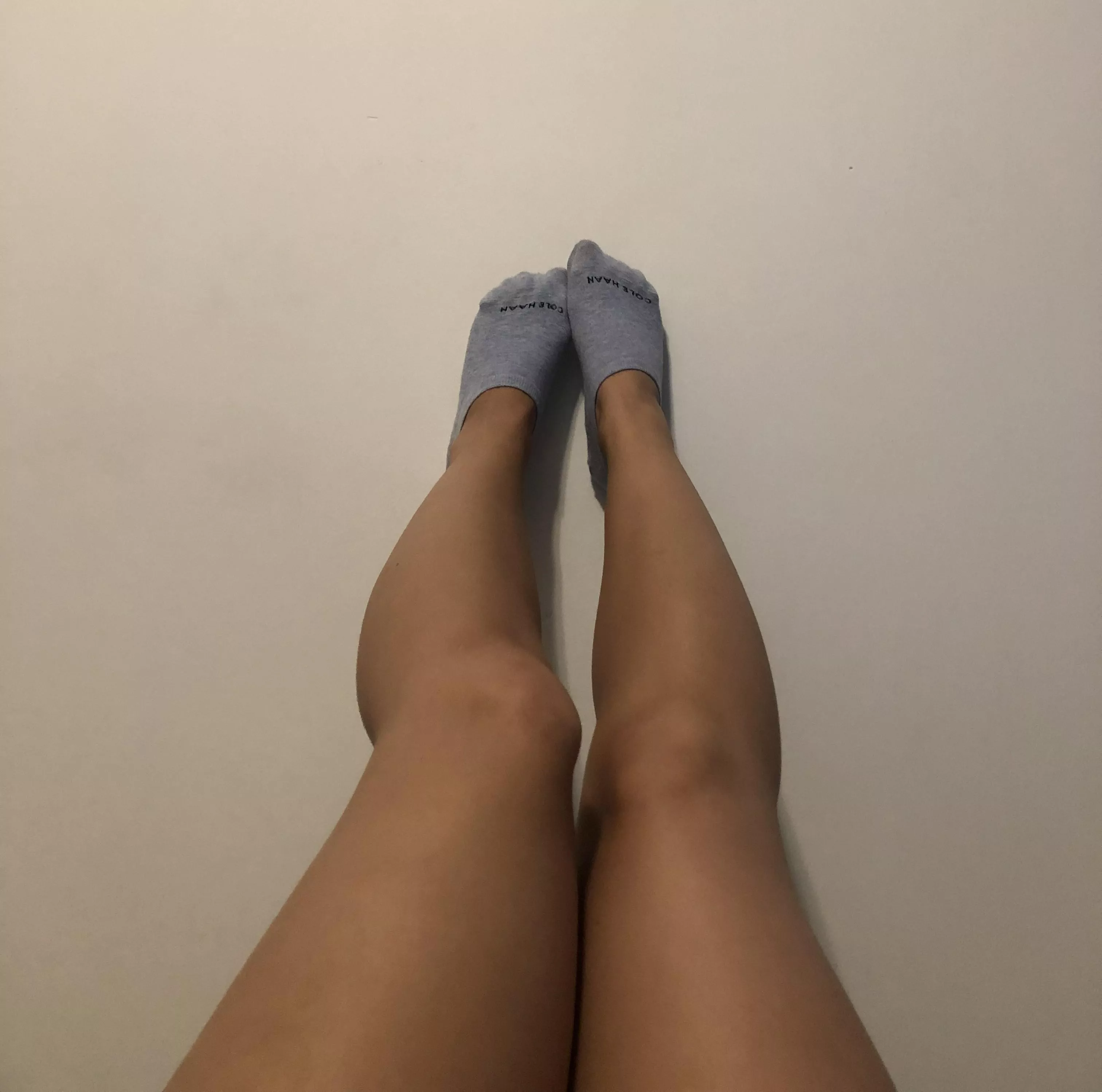 My [f]riend doesn't think she has cute feet, what do you think? Should she take more photos?