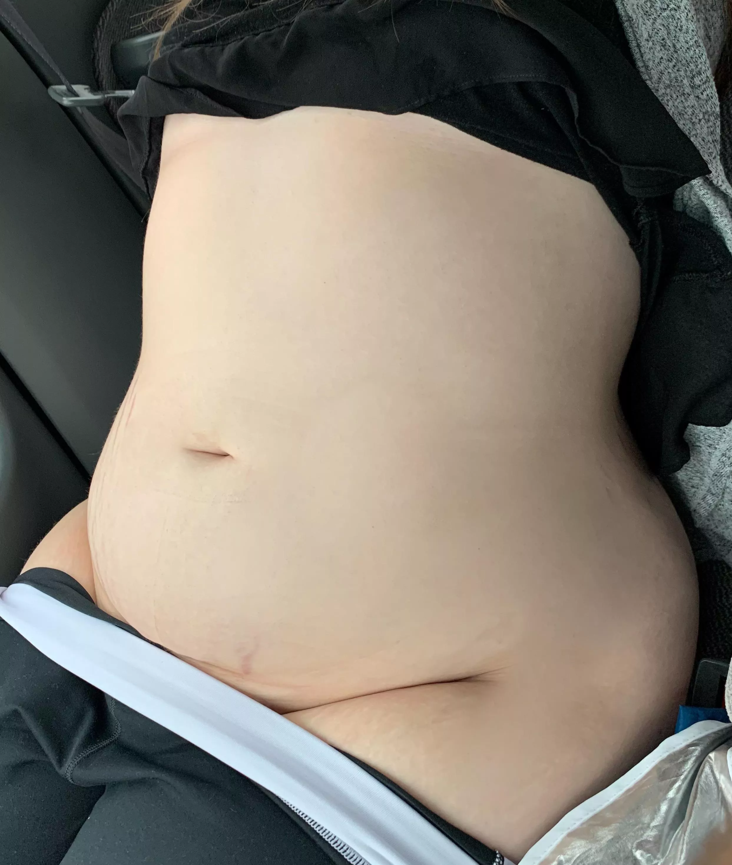 My gfs full stuffed/exposed stomach in public! (People saw her belly)!