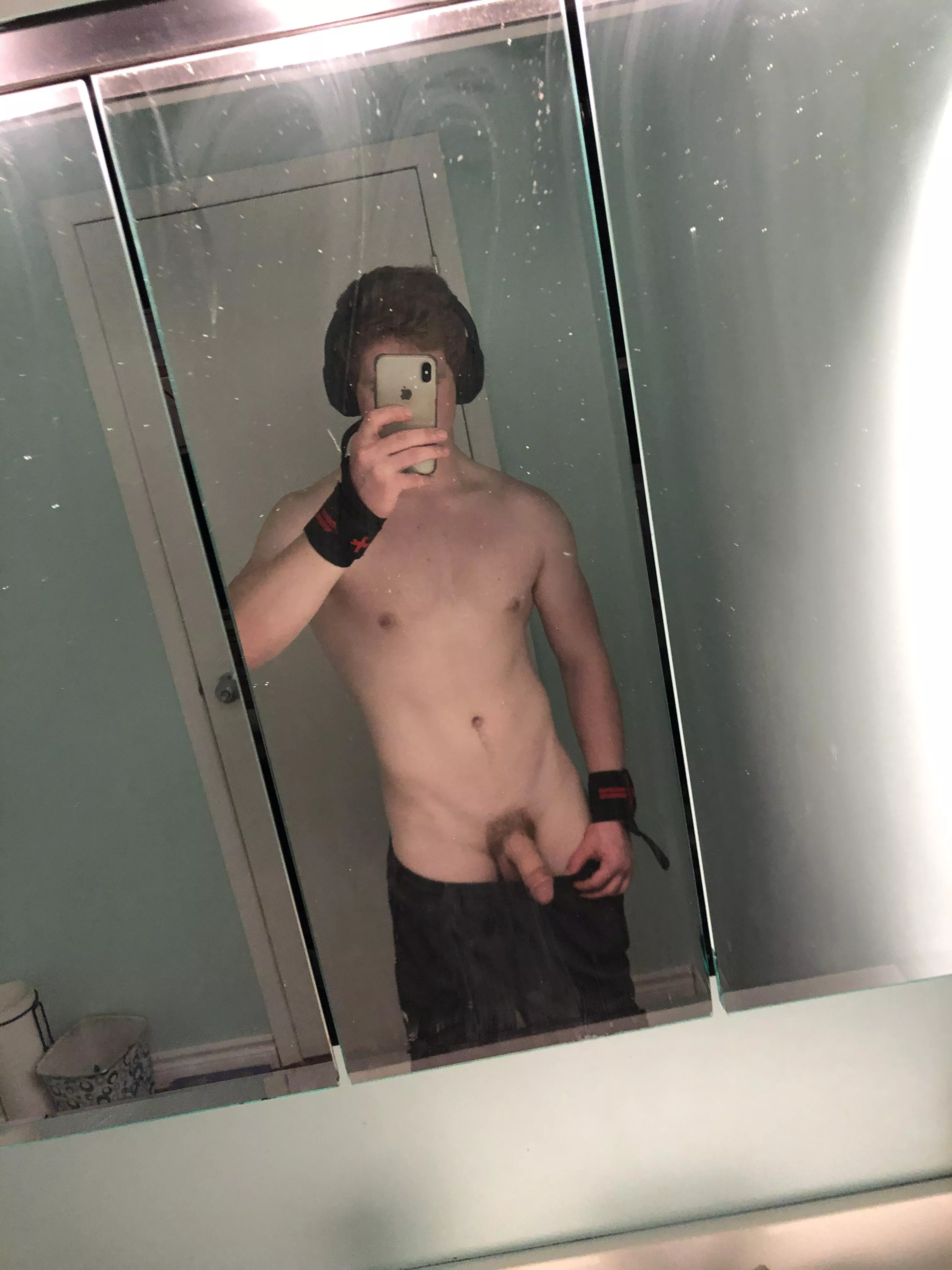 My girlfriend doesn’t know about my Reddit adventures. Anyone wanna chat? Training push today (m)20😘