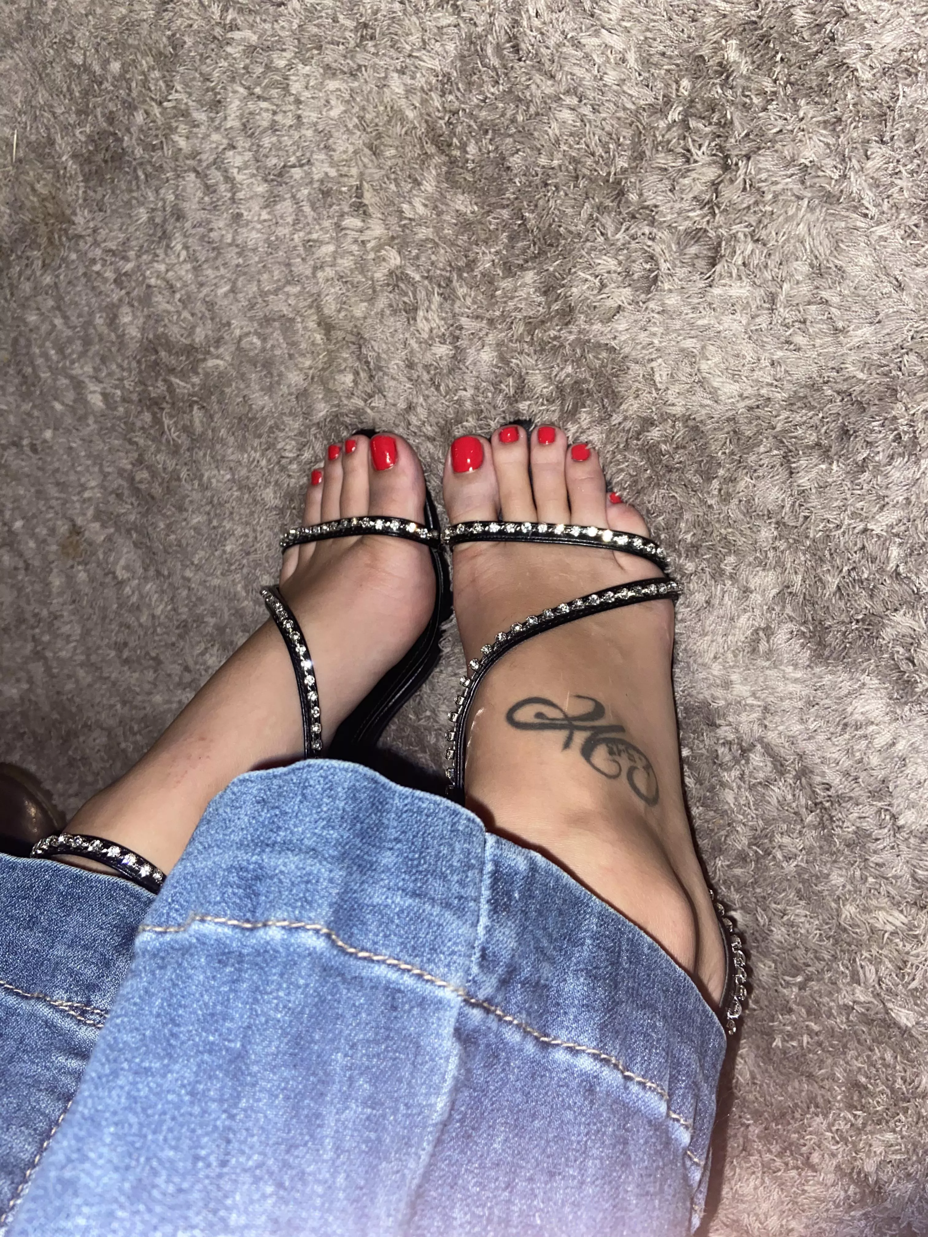 My momma always told me I have pretty feet. Could you guess my size? NSFW content