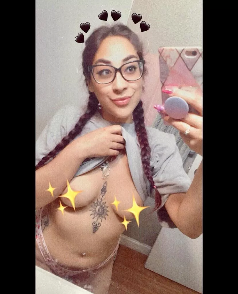 🖤✨ My OnlyFans is FREE to subscribe 🖤✨ 22 yo naughty Latina 😈 Link in comments!👇🏽 Come say hey, I promise I don’t bite 😋