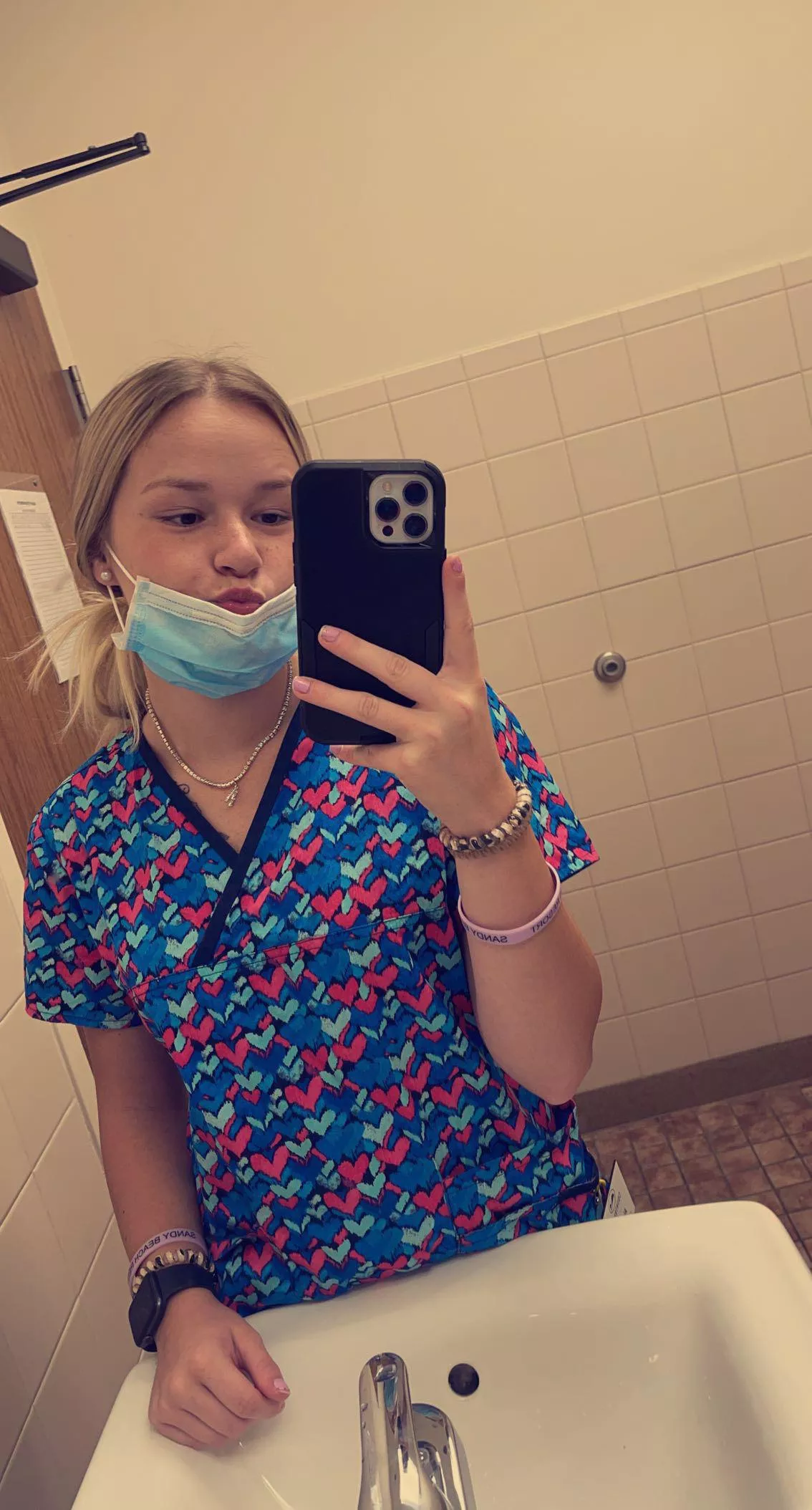 my scrubs are so comfy 😜