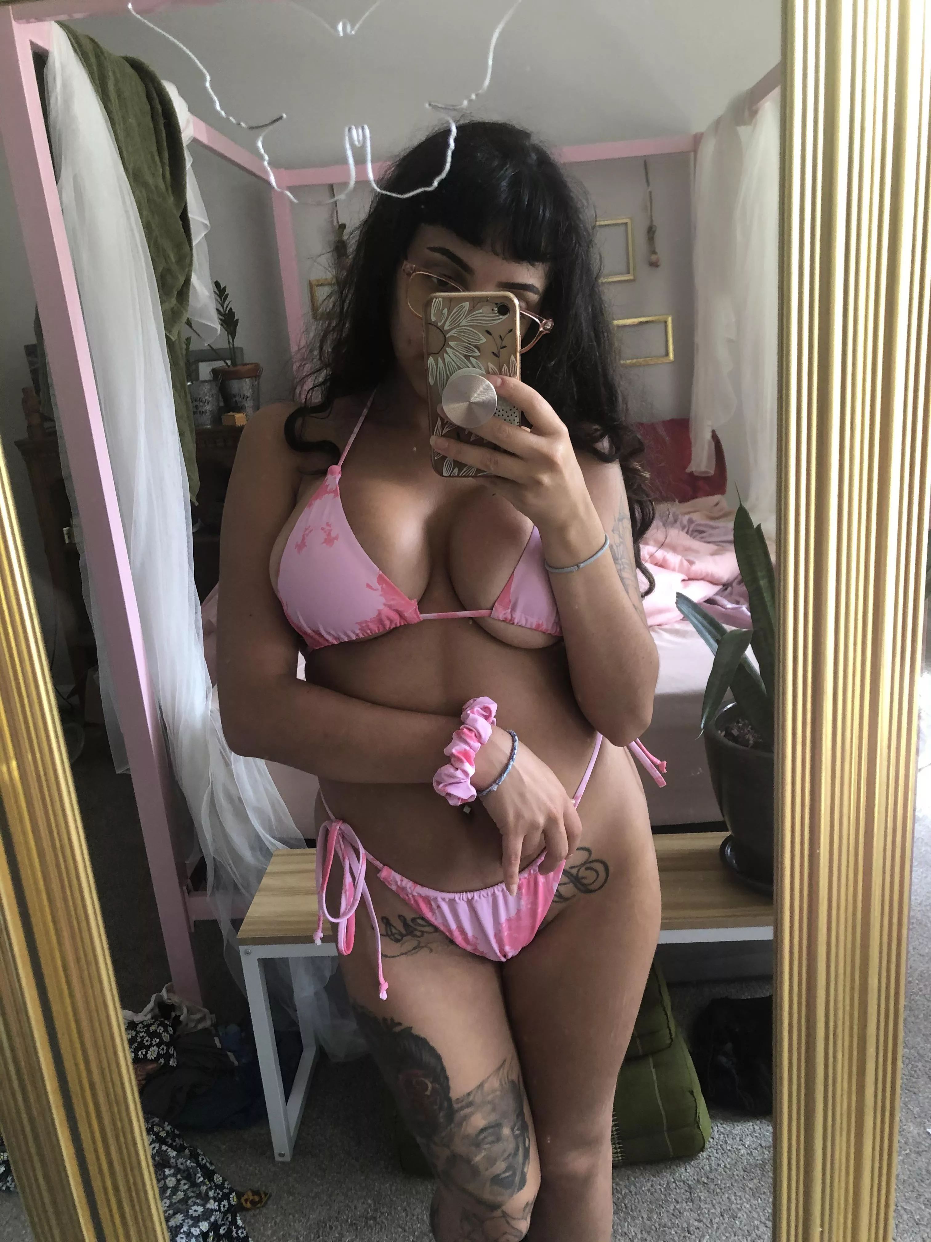 my scrunchie matches my bikini💖