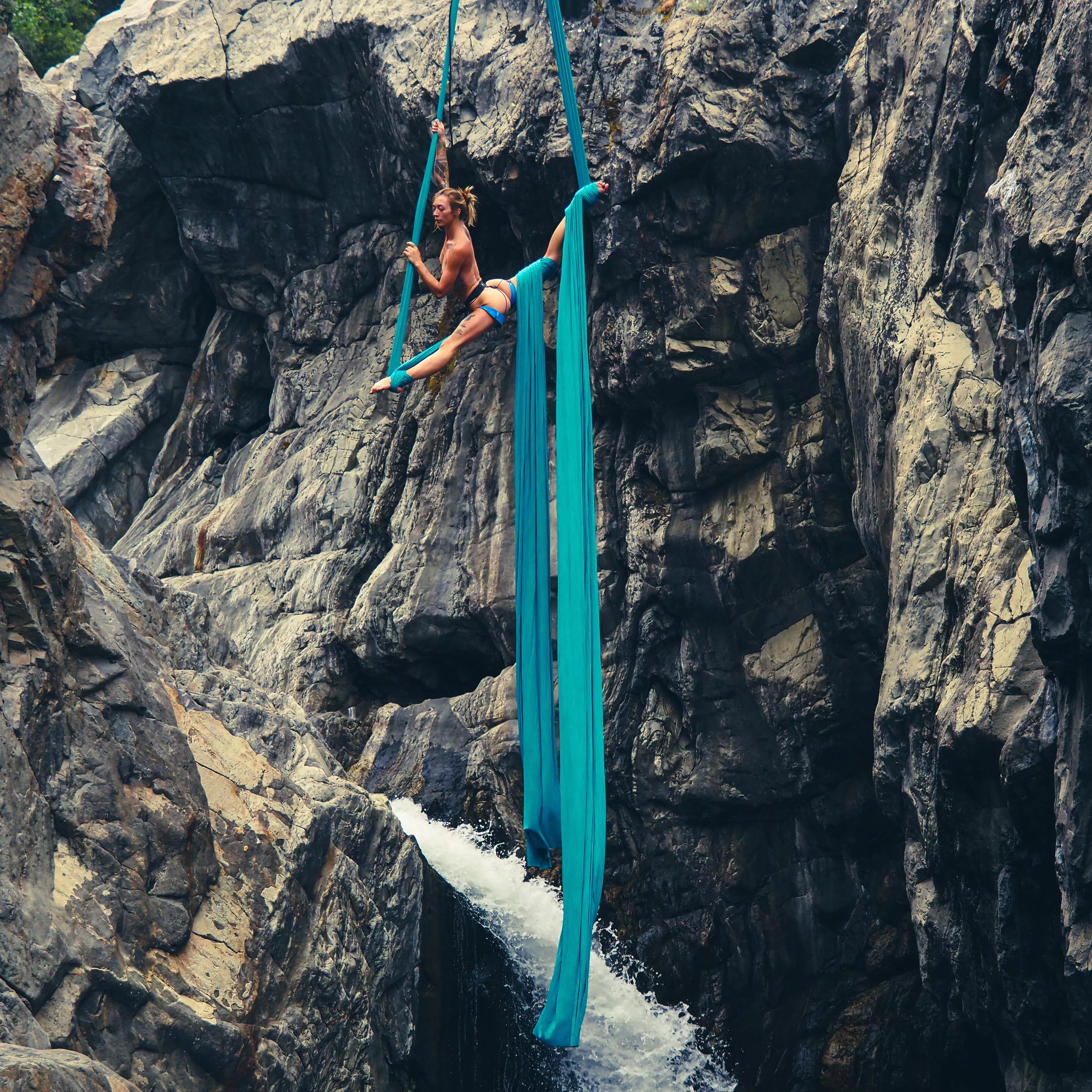 Nakey aerials over Mother Natures gushing waterfall 🤤