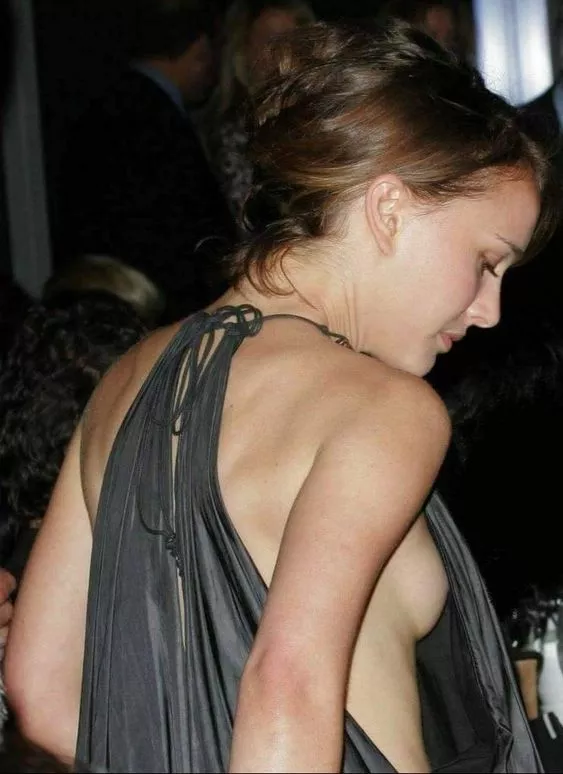 Natalie Portman ... Peekaboo !!!