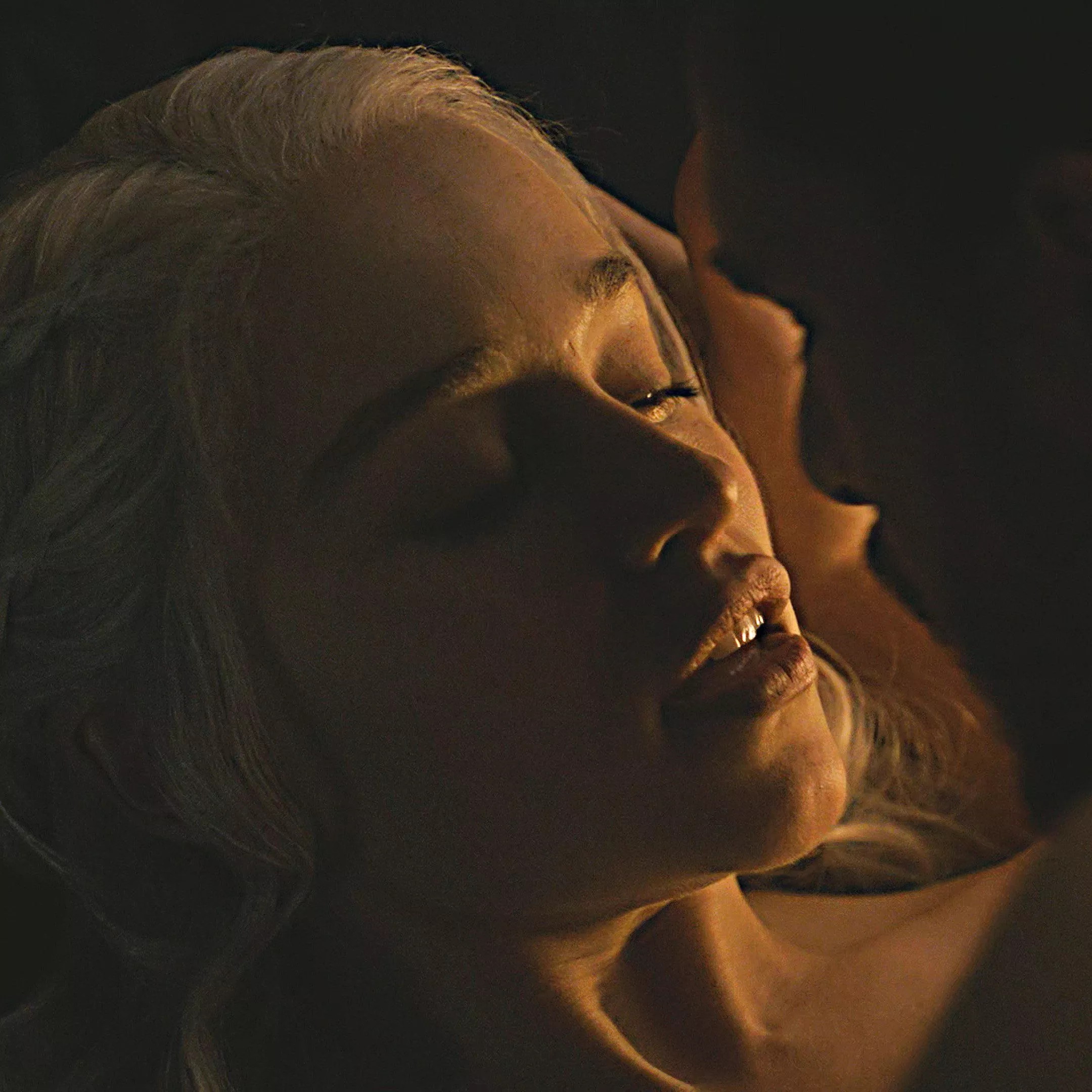 Need Emilia Clarke’s DSL wrapped around my cock