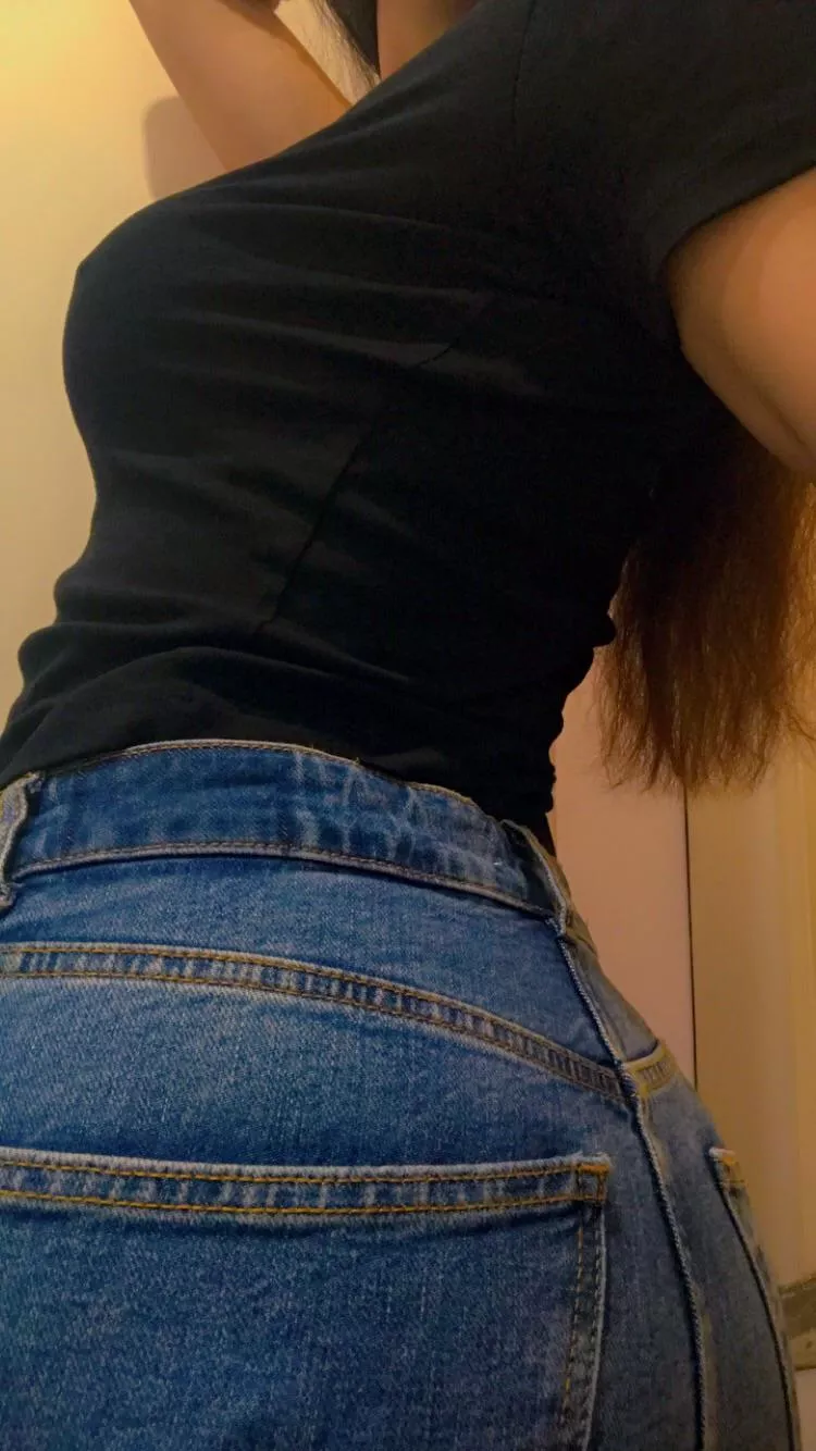 New jeans downside selfie