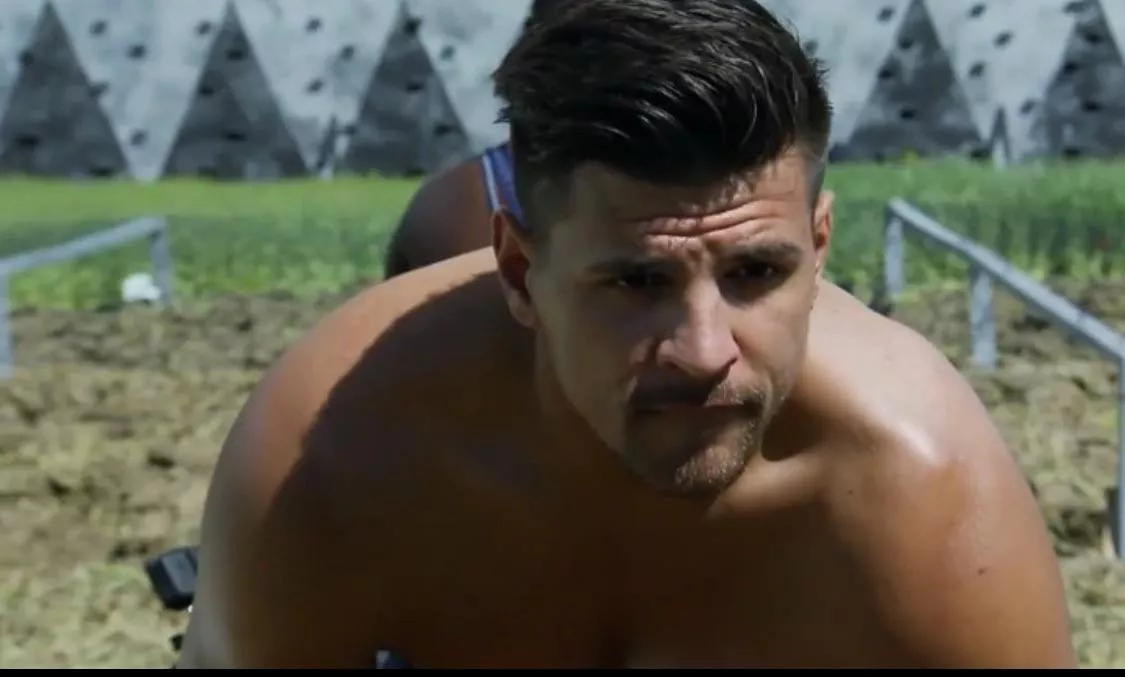 New promo pic of Fessy on the challenge giving off bottom vibes