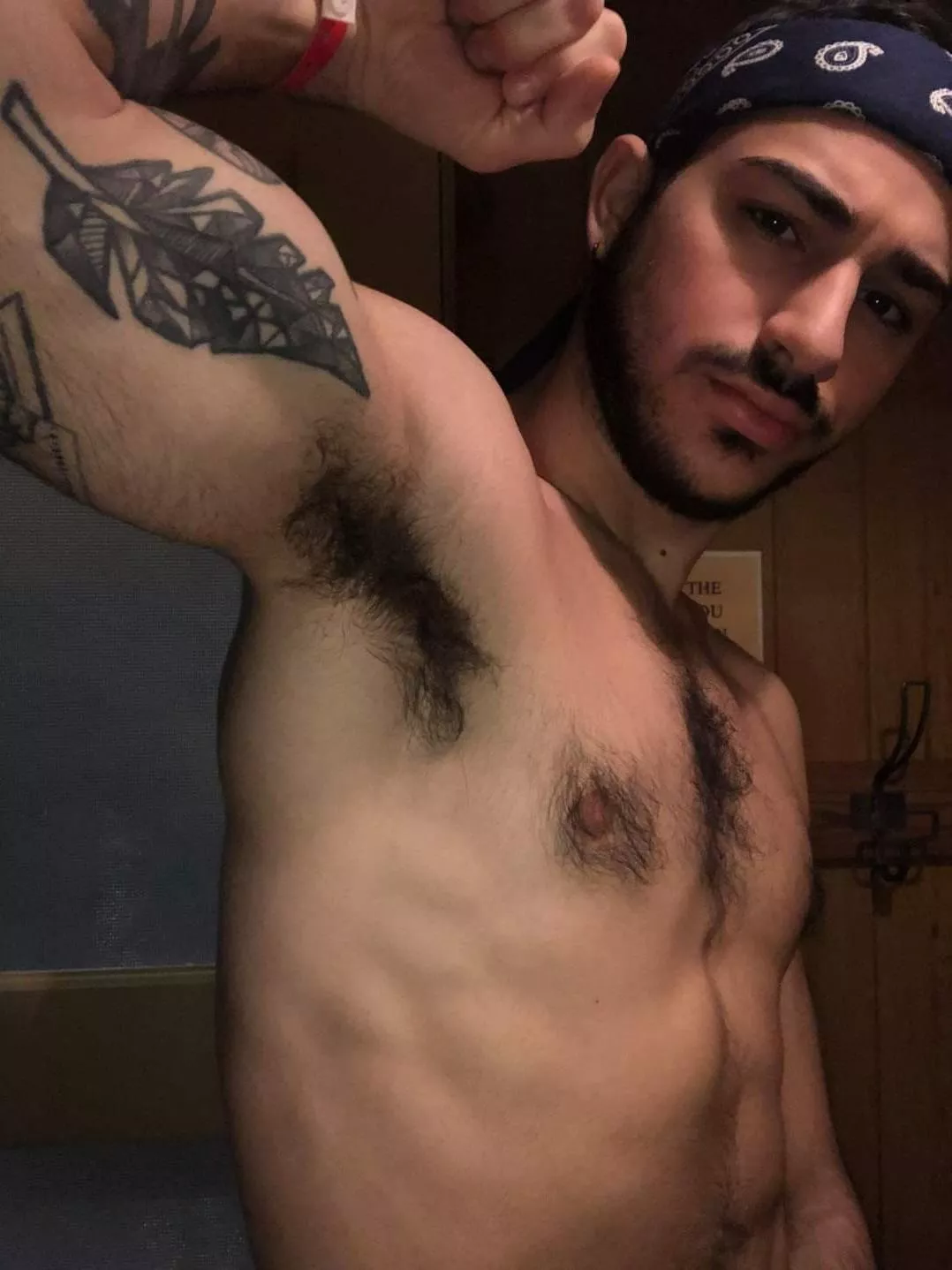 Nice hairy pits!!! ðŸ‘…